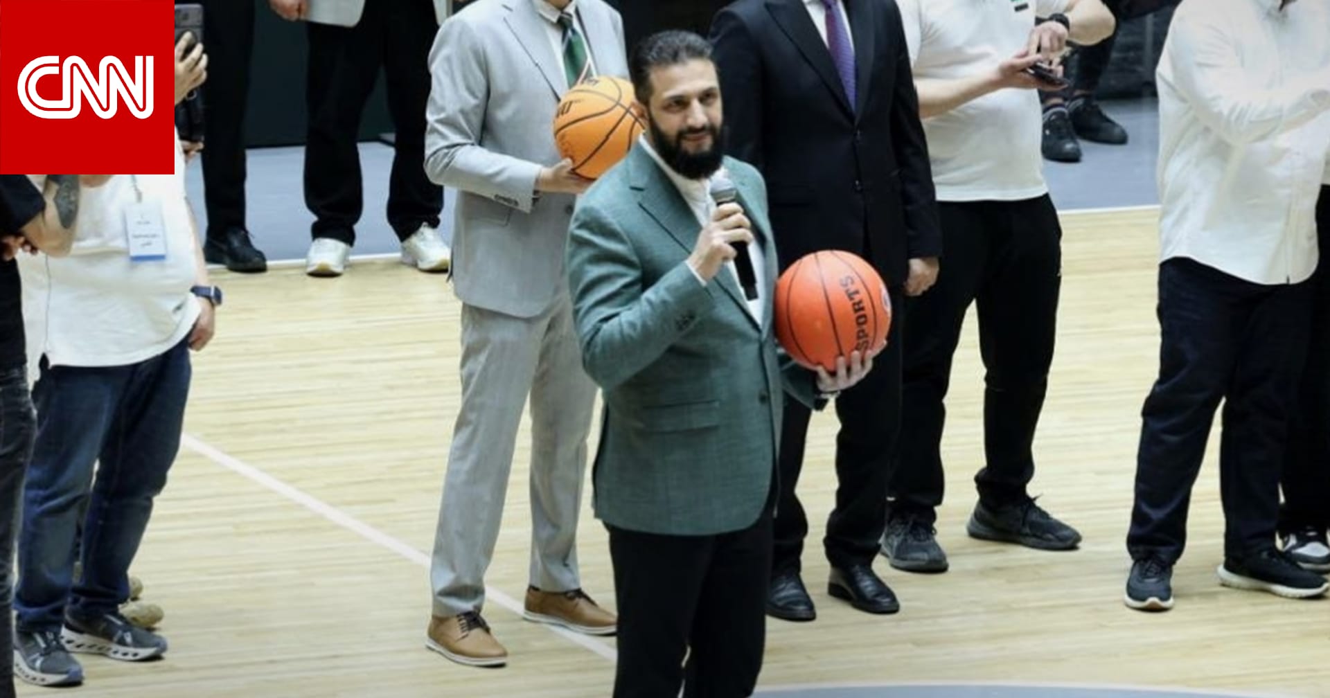 سوريا.. أحمد الشرع يلعب كرة السلة خلال افتتاح صالة رياضية في دمشق