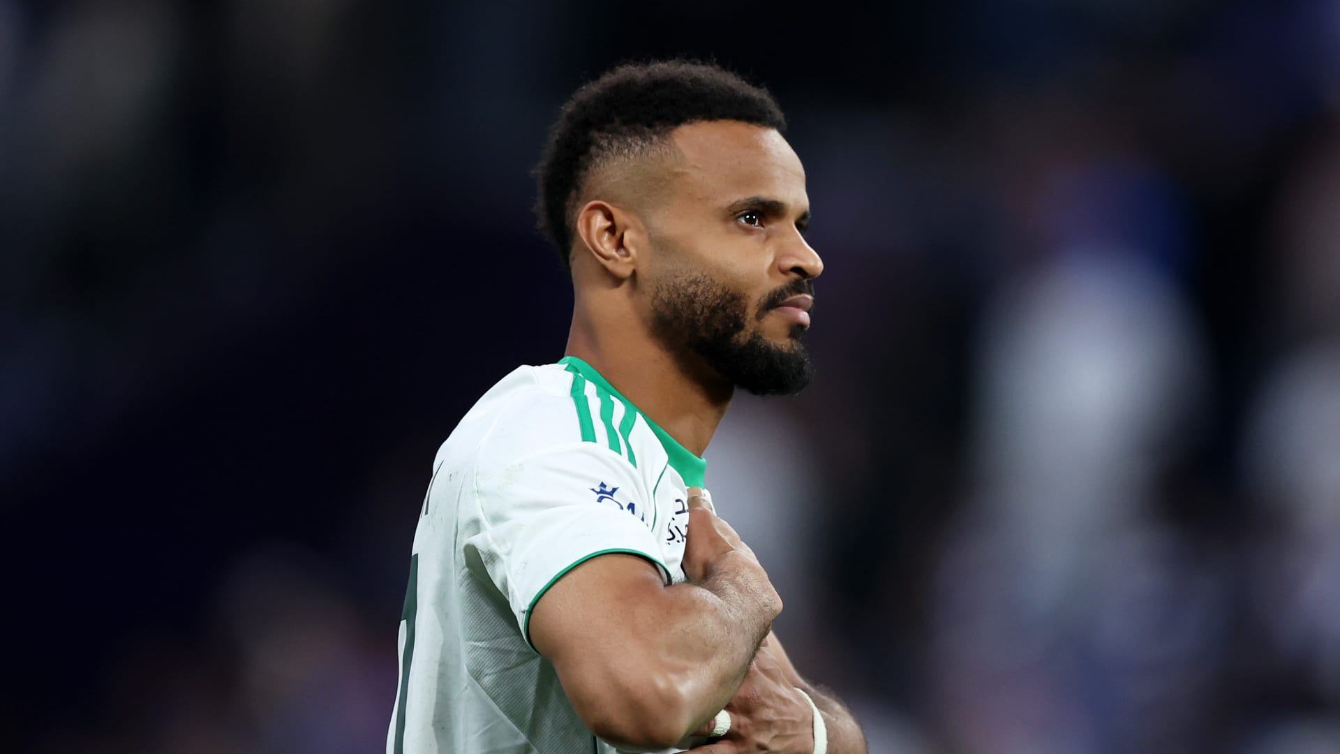 الدوري السعودي.. تصرف "لافت" من علي مجرشي مع جماهير الهلال بعد طرده