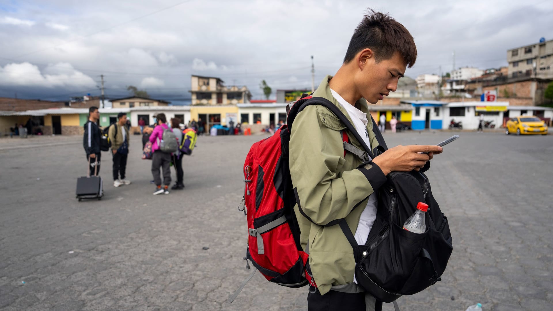 سيرا على الأقدام.. كيف تساعد هذه الصناعة السرية المهاجرين على الفرار من الصين إلى الولايات المتحدة 5 سيرا على الأقدام.. كيف تساعد هذه الصناعة السرية المهاجرين على الفرار من الصين إلى الولايات المتحدة