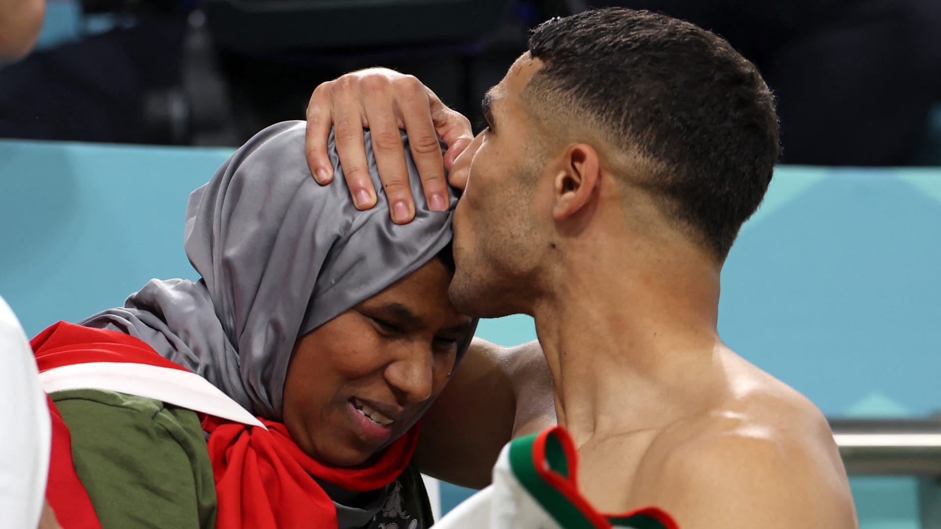قبلة أشرف حكيمي لوالدته تخطف الأنظار بعد فوز المغرب على بلجيكا