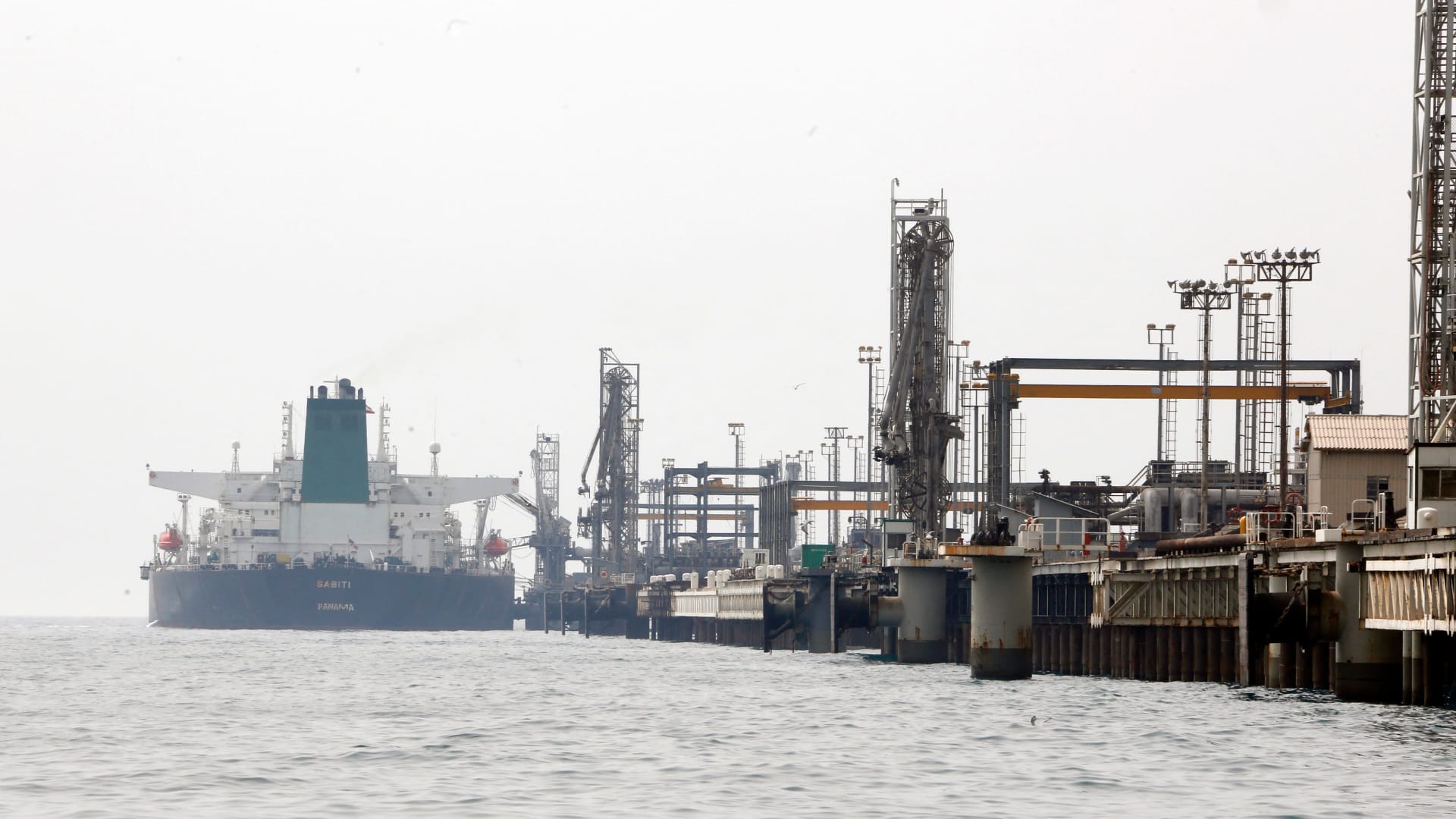 إدارة ترامب ترفع العقوبات عن 140 مليون برميل من النفط الإيراني.. ما القصة؟