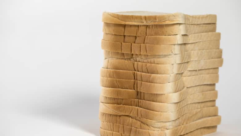 الخبز الأبيض أكثر صحة من الخبز الأسمر.. متى يكون ذلك صحيحًا؟