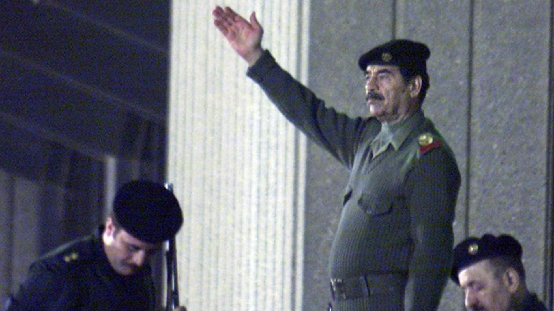 صدام حسين "زعيم".. وزير خارجية عُمان السابق يكشف رأيه به