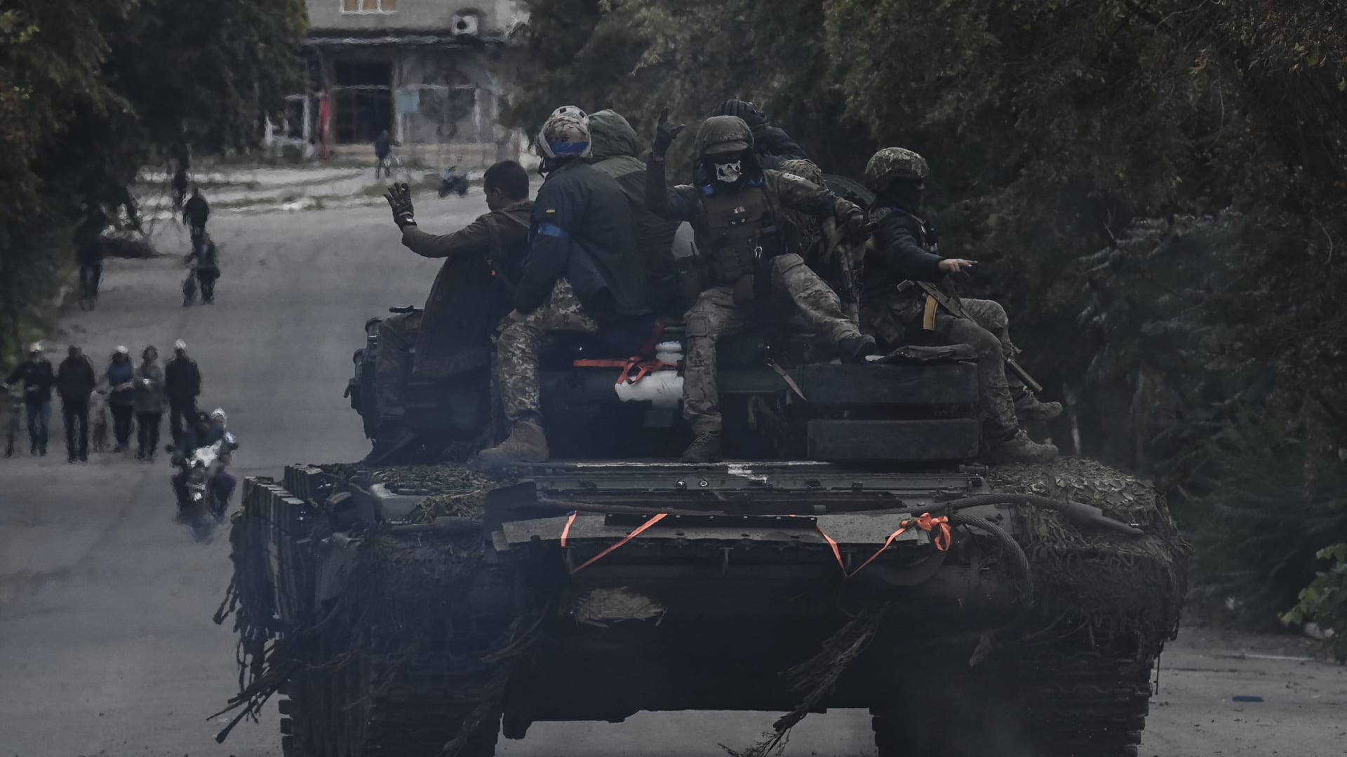 جنود أوكرانيون يجلسون فوق دبابة في مدينة إيزيوم بمنطقة خاركيف