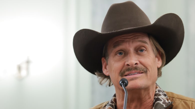 فيديو طائرة الأباتشي قرب منزل المغني كيد روك.. وزير دفاع أمريكا يعلق: لا توقيف للطيارين أو تحقيقات