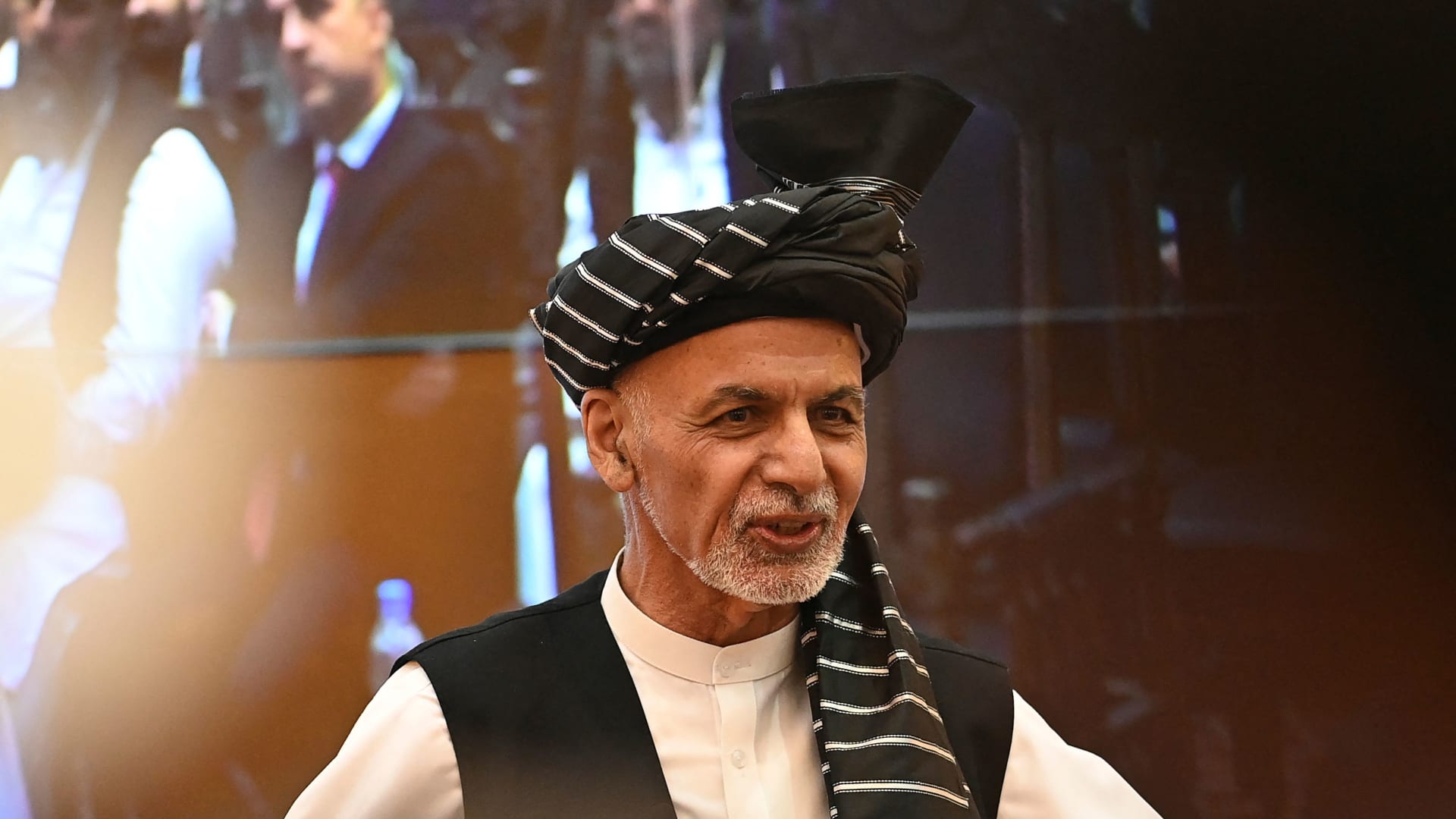 رئيس أفغانستان الأسبق لـCNN: مغادرة غني تسببت بانهيار الحكومة الأفغانية