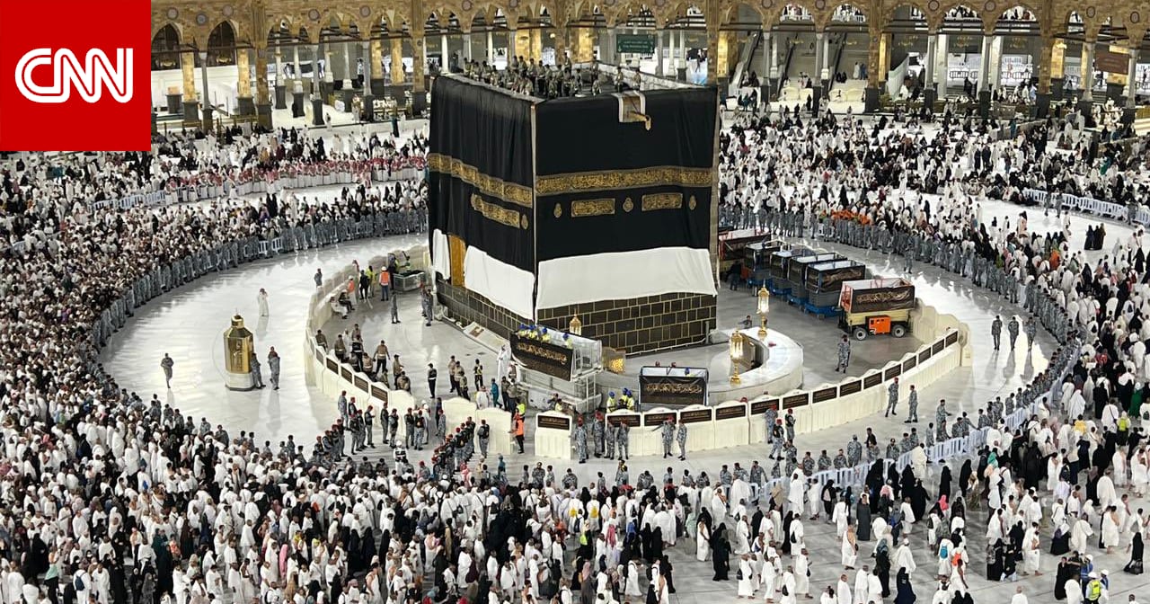 يبلغ وزنها 1350 كيلوغراما.. مراسم تغيير كسوة الكعبة المشرفة