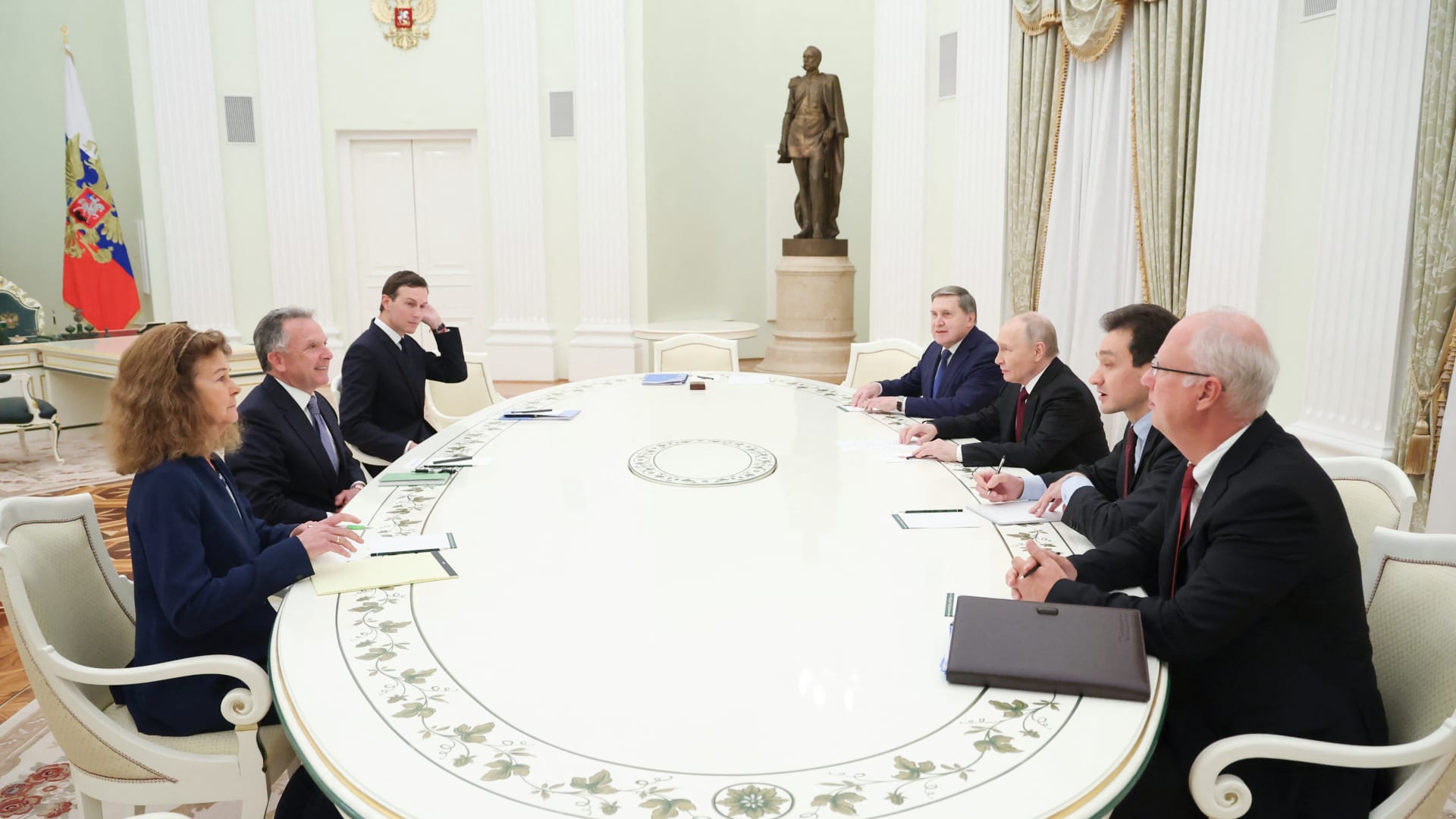 بوتين يطلق مزحة عند سؤاله عن اجتماعه مع مبعوثي ترامب