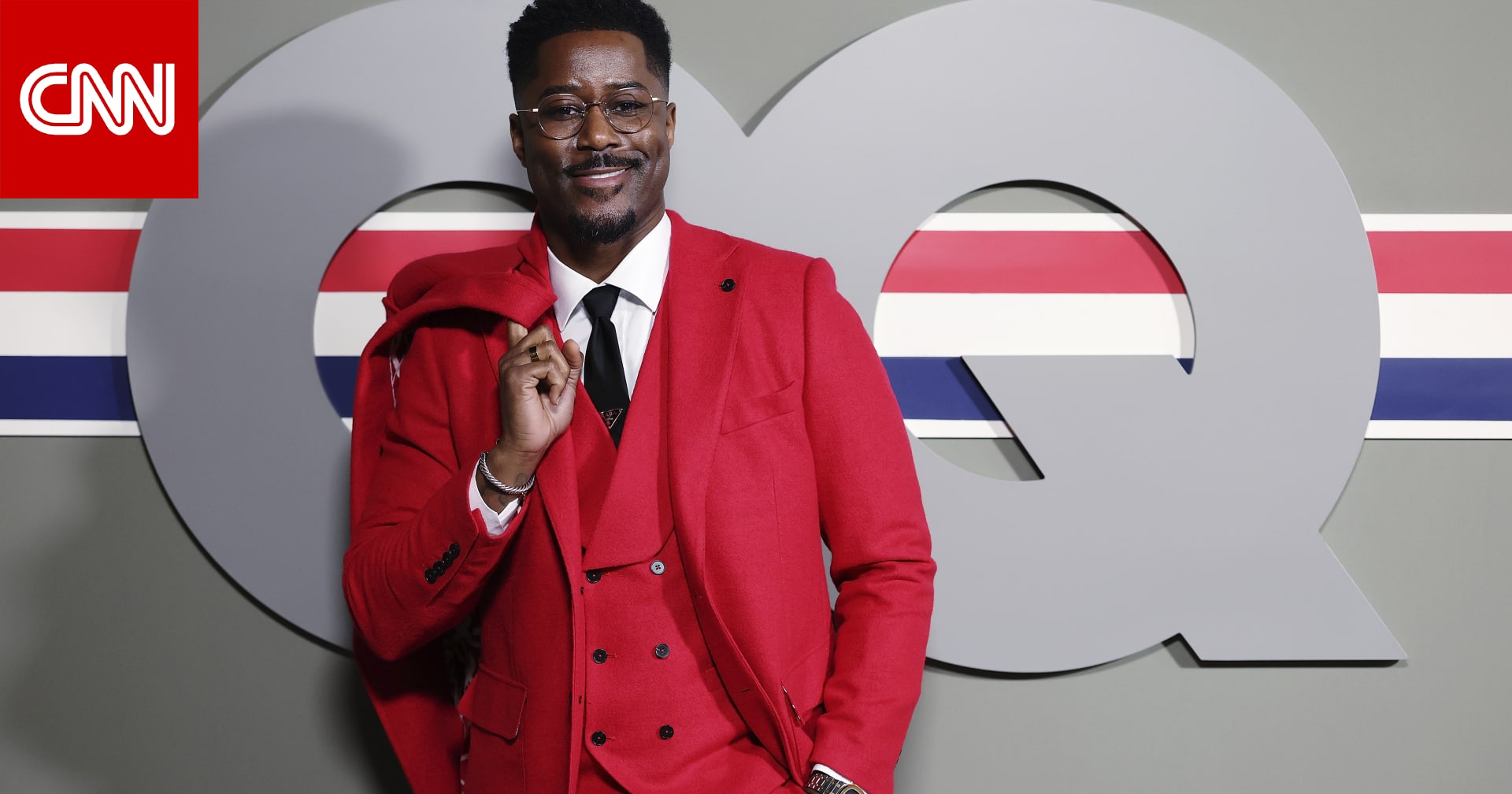 بعد النساء.. البدلة الحمراء تقتحم عالم الأزياء الرجالية بكل ثقة 