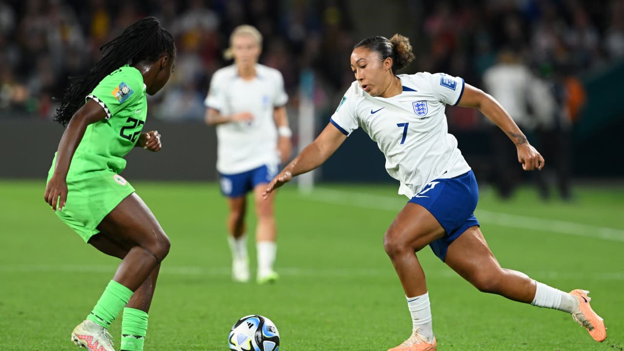 لاعبة تُثير جدلاً بعد تعمدها دهس منافستها خلال مباراة إنجلترا ونيجيريا في مونديال السيدات