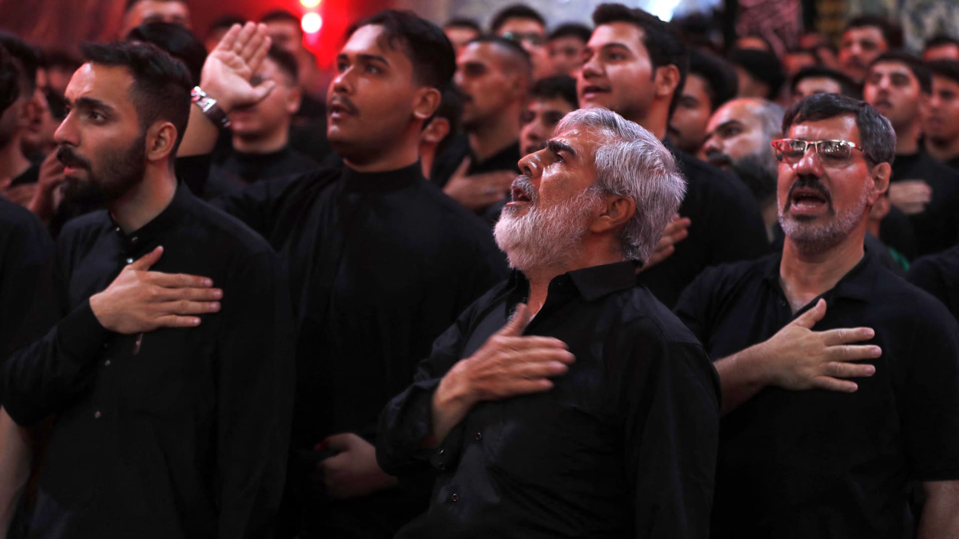 حكم البكاء على الإمام الحسين في عاشوراء وما الاختلاف بين السنّة والشيعة؟