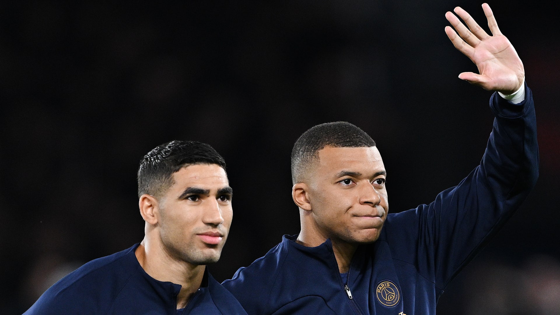 هذا ما فعله مبابي عند رؤيته لحكيمي على هامش مباراة ريال مدريد وباريس