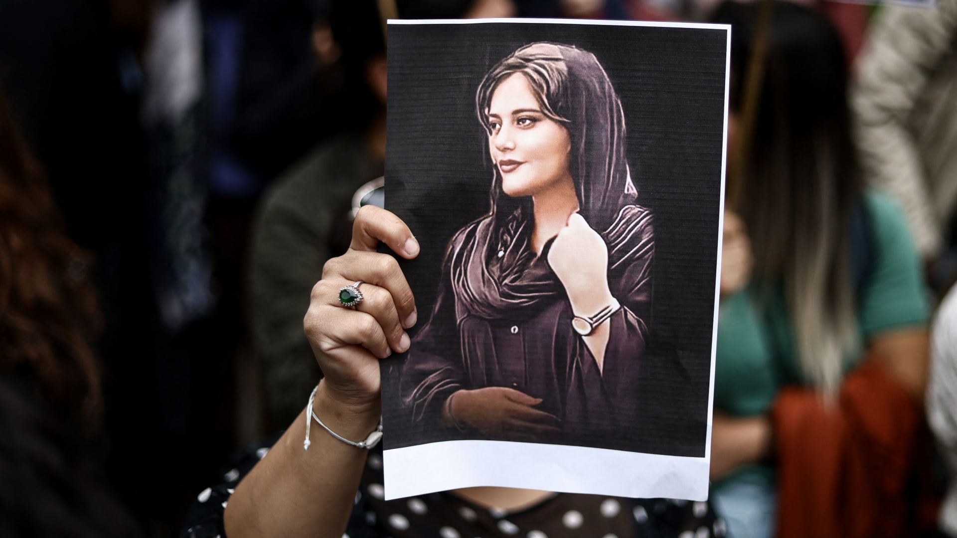 رفع صور لمهسا أميني باحتجاجات إيران 