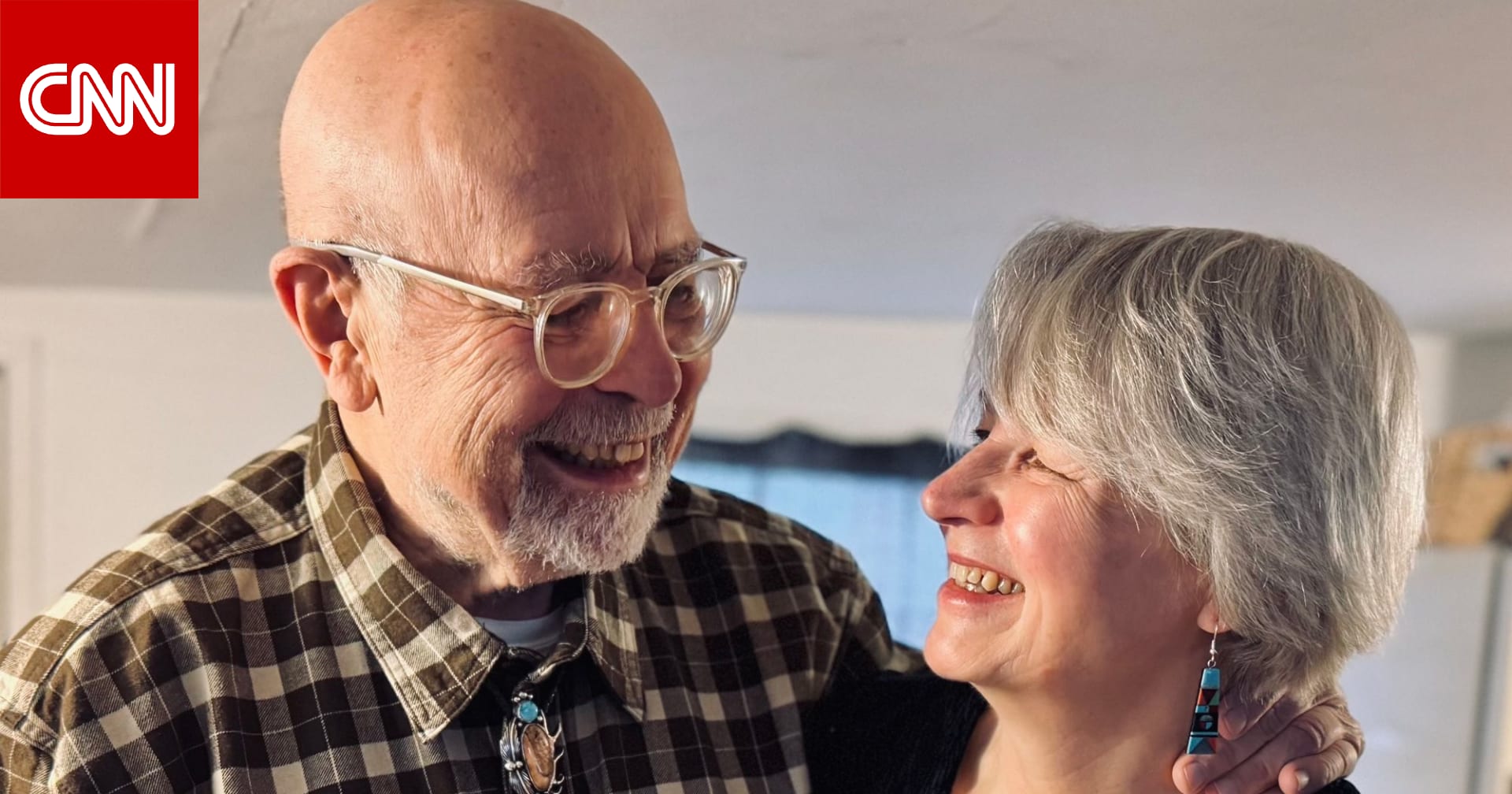 أمريكي طلب من غريبة على الإنترنت أن تكون مرشدة سياحية له ببولندا.. فوقعا في الحب 