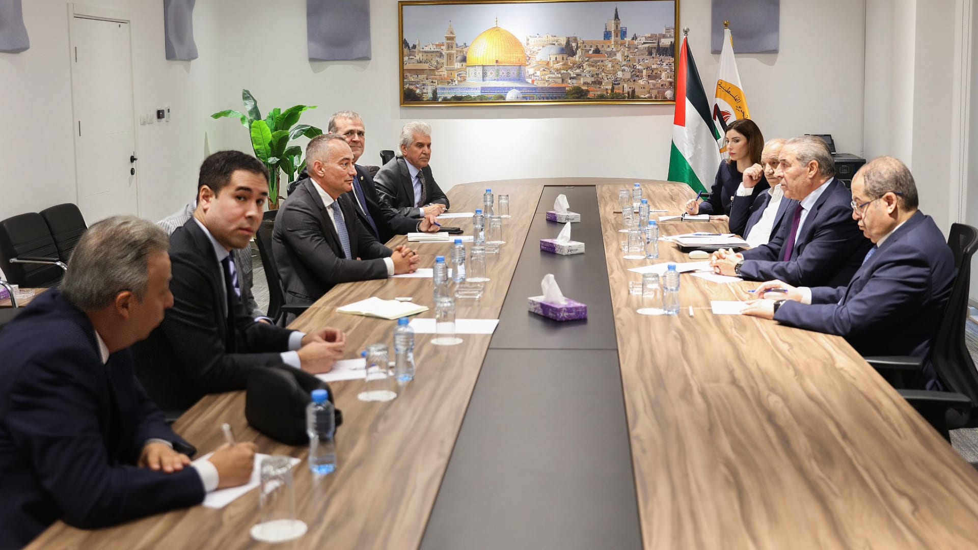 مسؤولون كبار بالسلطة الفلسطينية يلتقون المدير المعين لـ"مجلس السلام" في غزة