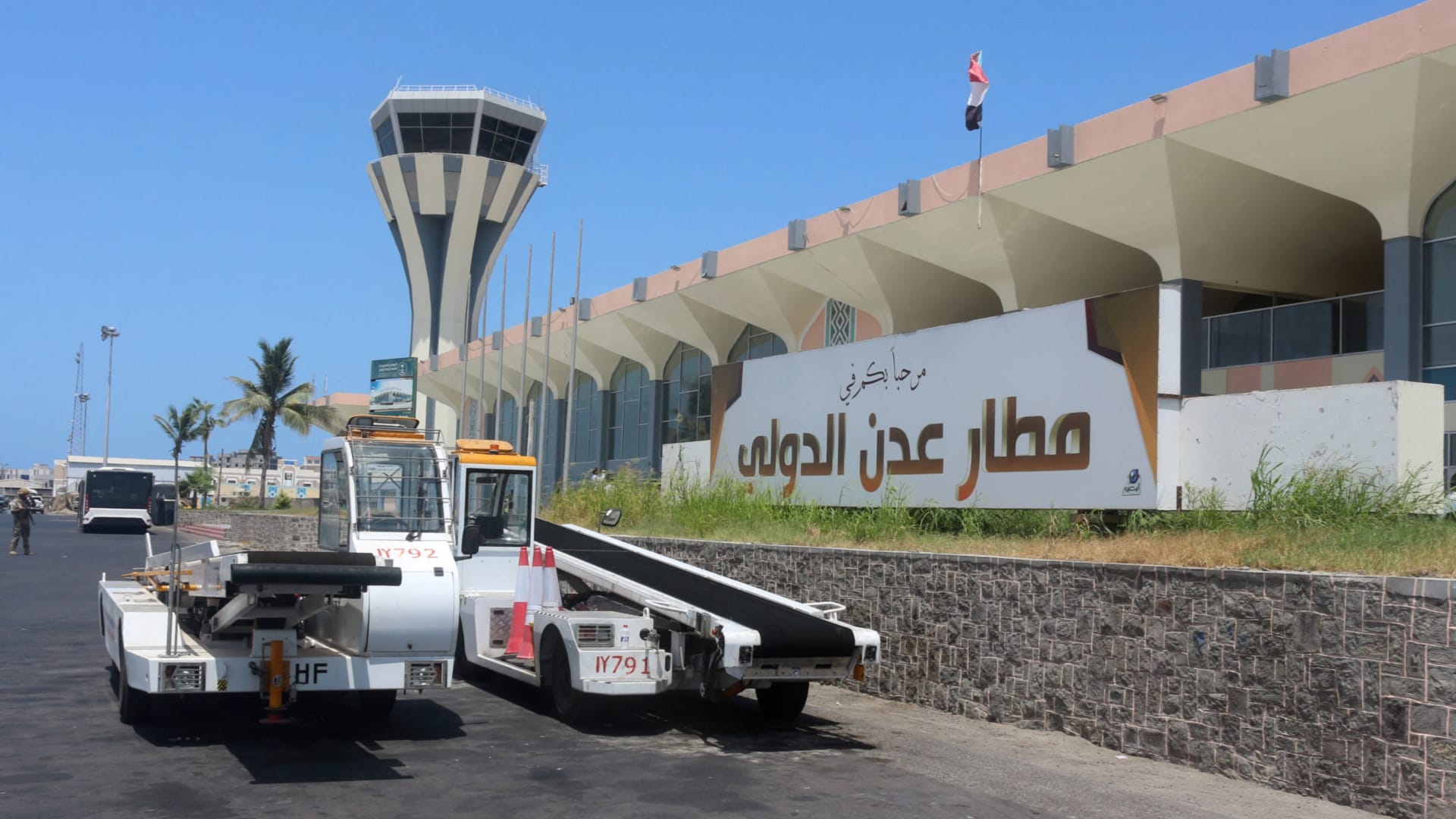 "قبل هبوط رحلة من مصر".. السلطات المحلية: مطار عدن تعرض لهجوم حوثي بالصواريخ والمسيّرات