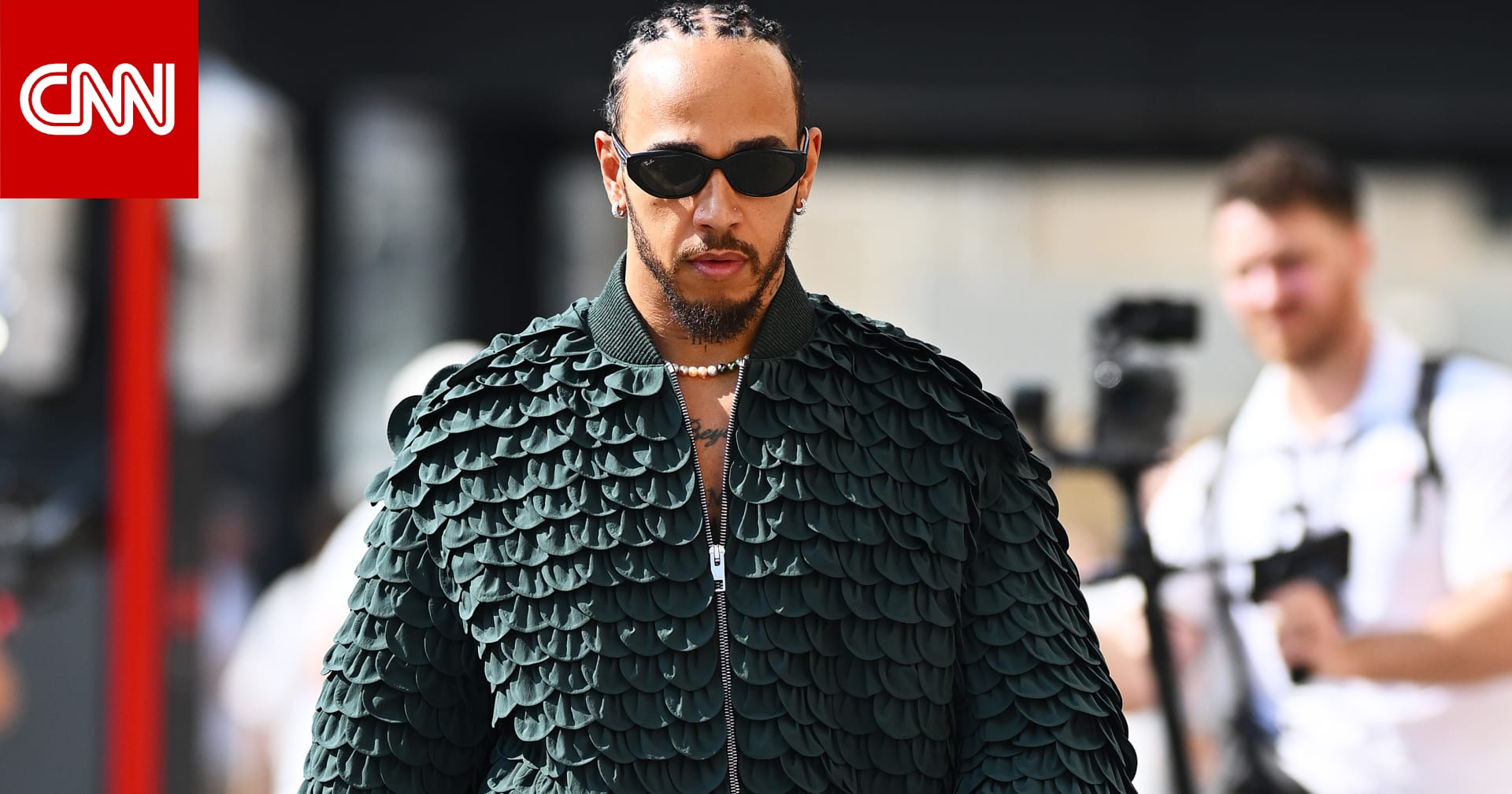 لويس هاميلتون يسرق الأنظار بإطلالاته في سباق الفورمولا 1 في أبوظبي 