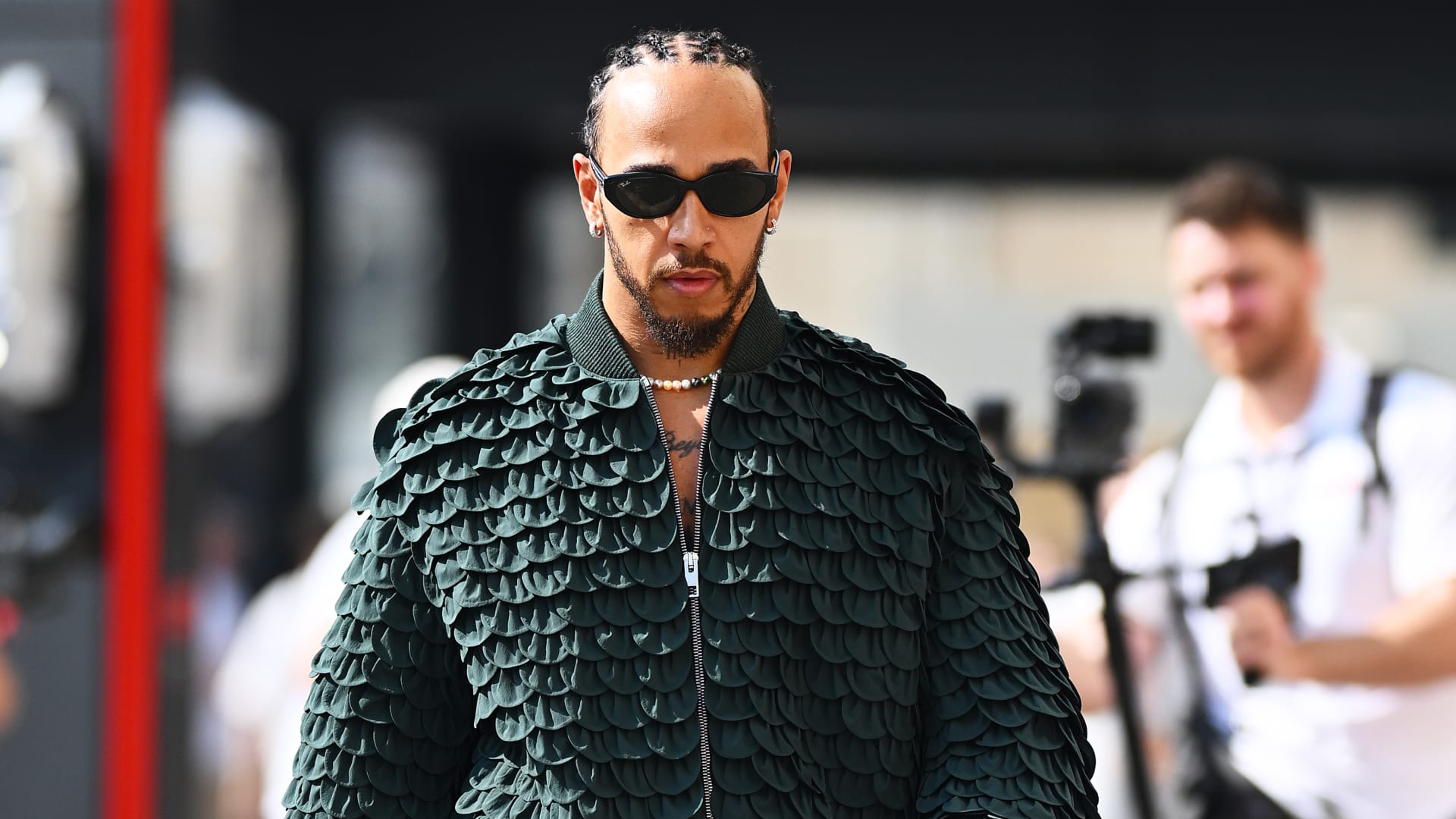 لويس هاميلتون يسرق الأنظار بإطلالاته في سباق الفورمولا 1 في أبوظبي