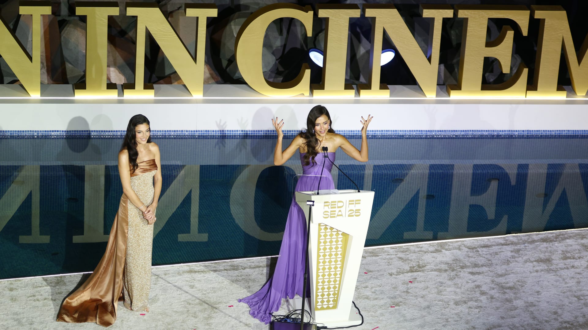 بين البساطة والكلاسيكية..إطلالات النجمات بفعاليّة "المرأة في السينما"في جدّة