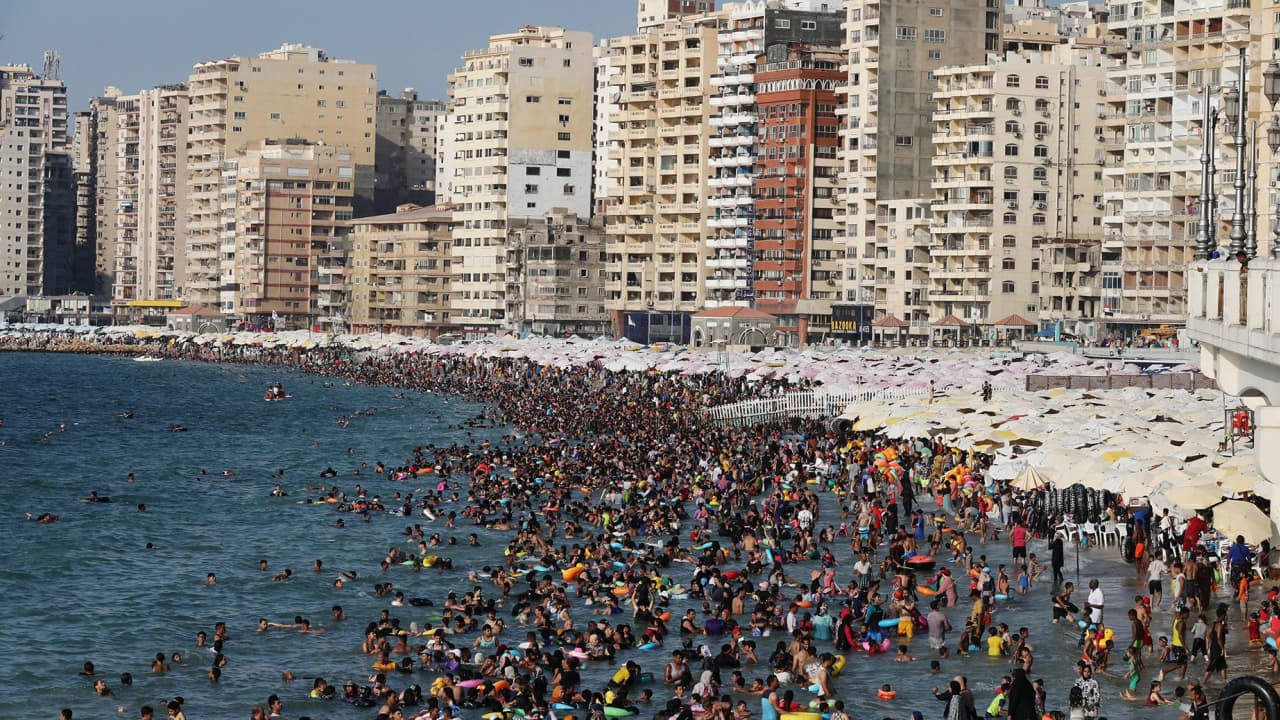 هل تفكر بإجازة على شاطئ البحر الأبيض المتوسط؟ تقرير جديد قد يجعلك تعيد النظر