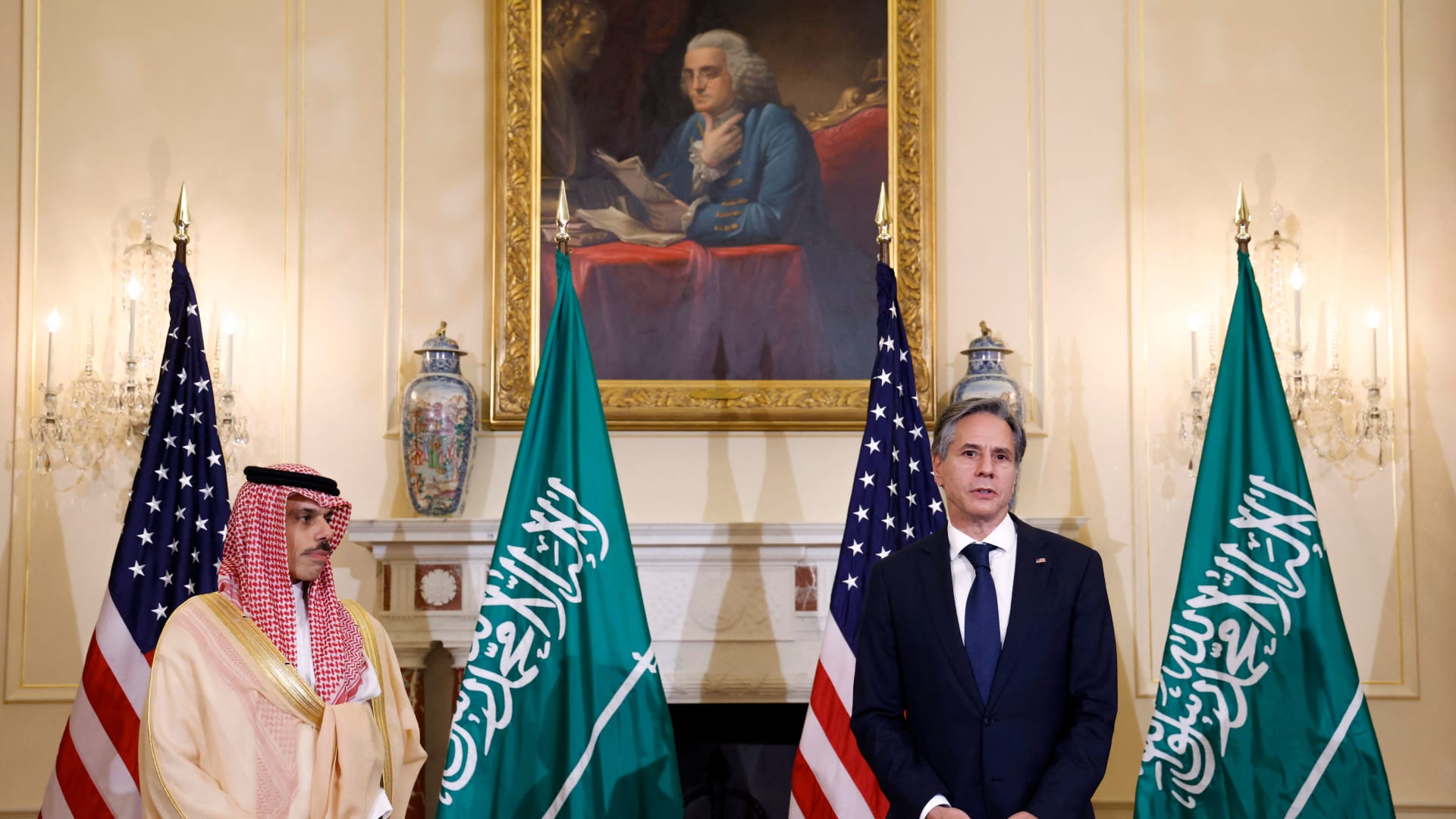 وزير الخارجية الأمريكي أنتوني بلينكين ونظيره السعودي الأمير فيصل بن فرحان في مؤتمر صحفي سابق في واشنطن (صورة أرشيفية)
