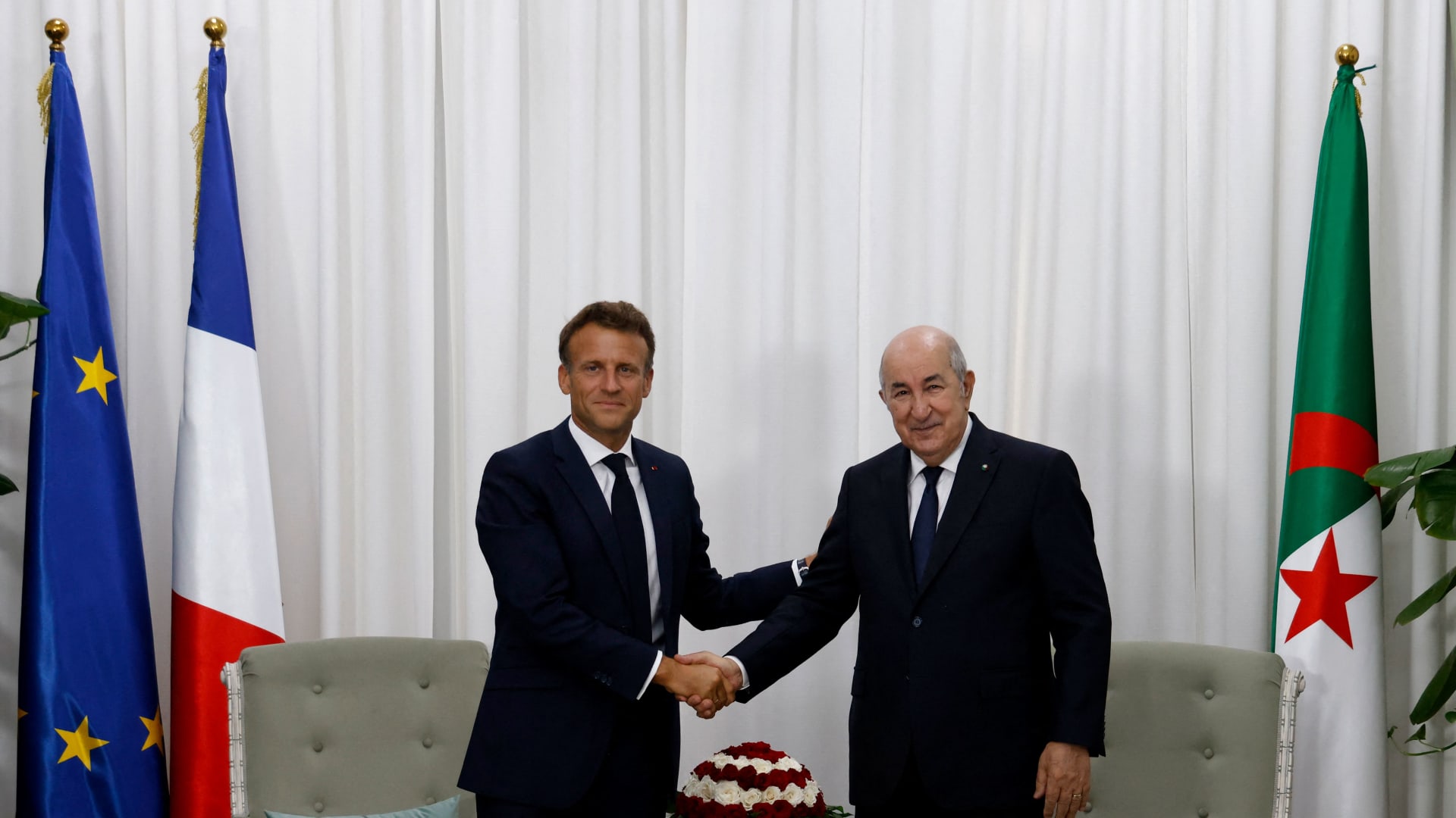 الرئيس الجزائري عبدالمجيد تبون يرحب بنظيره الفرنسي إيمانويل ماكرون