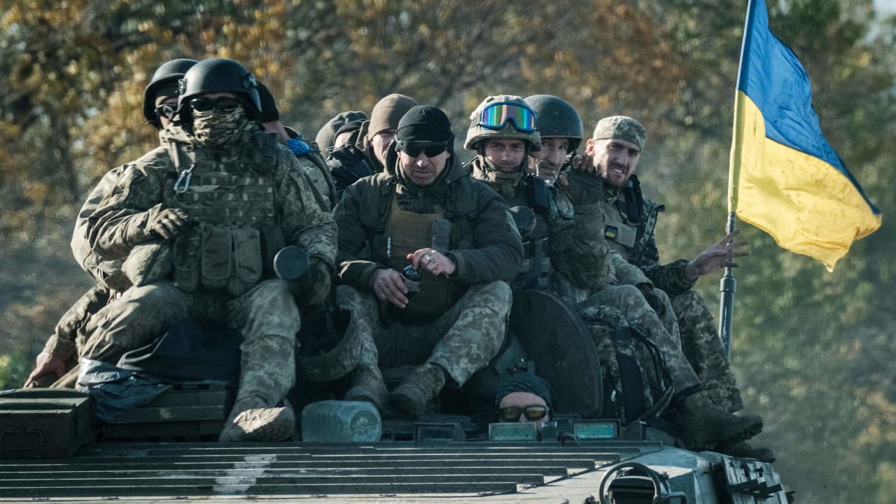 أوكرانيا تزعم إغراق بارجة روسية في البحر الأسود