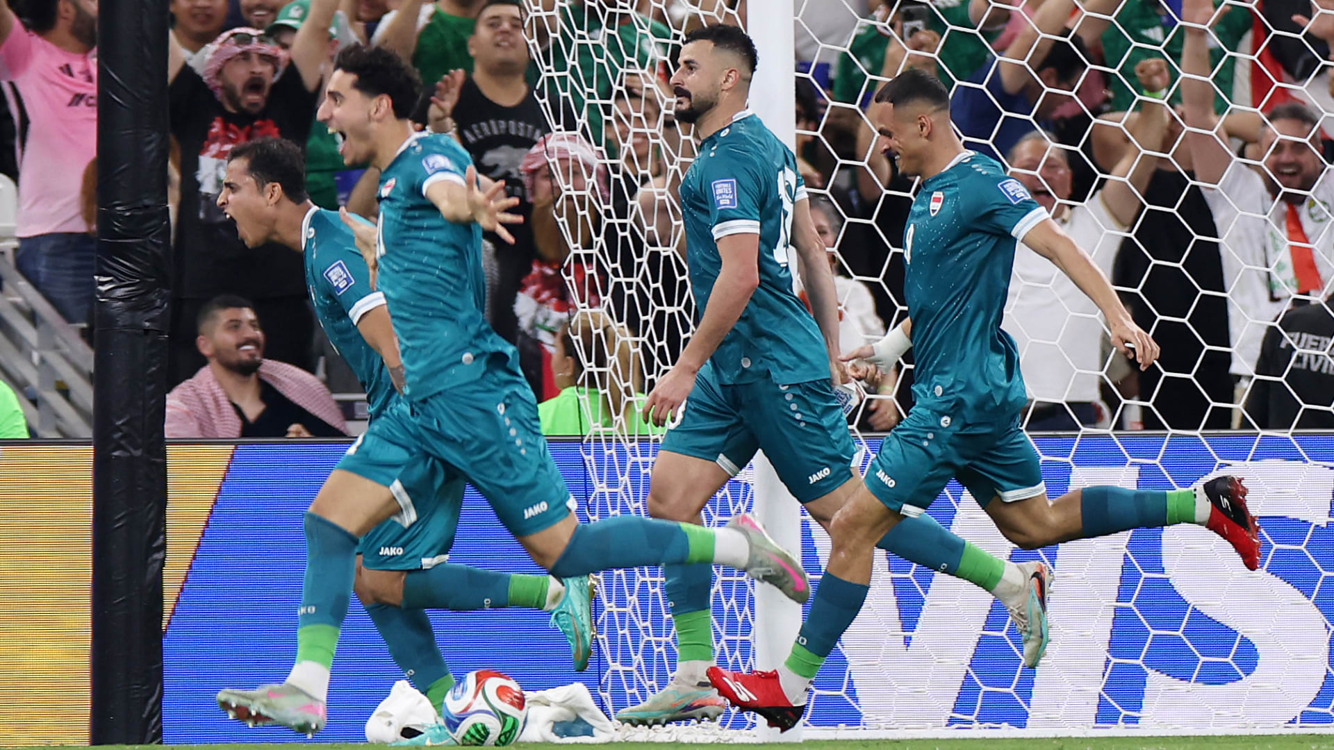 بعد التأهل للمونديال.. كيف أصبحت الظروف الصعبة "وقودًا" لإنجازات منتخب العراق على مر عقود؟