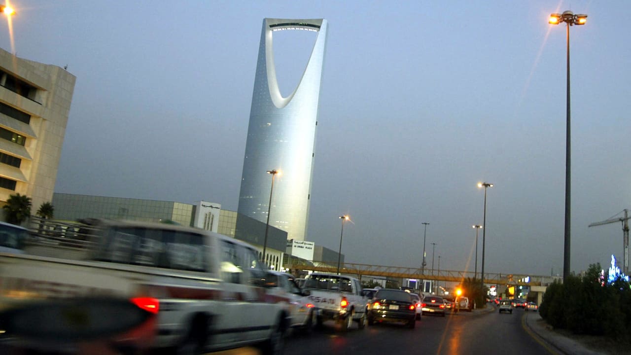 السعودية.. الأمن العام ينشر مقطع فيديو وصورا لاعتقال 4 مواطنين اعتدوا على آخرين بالضرب 