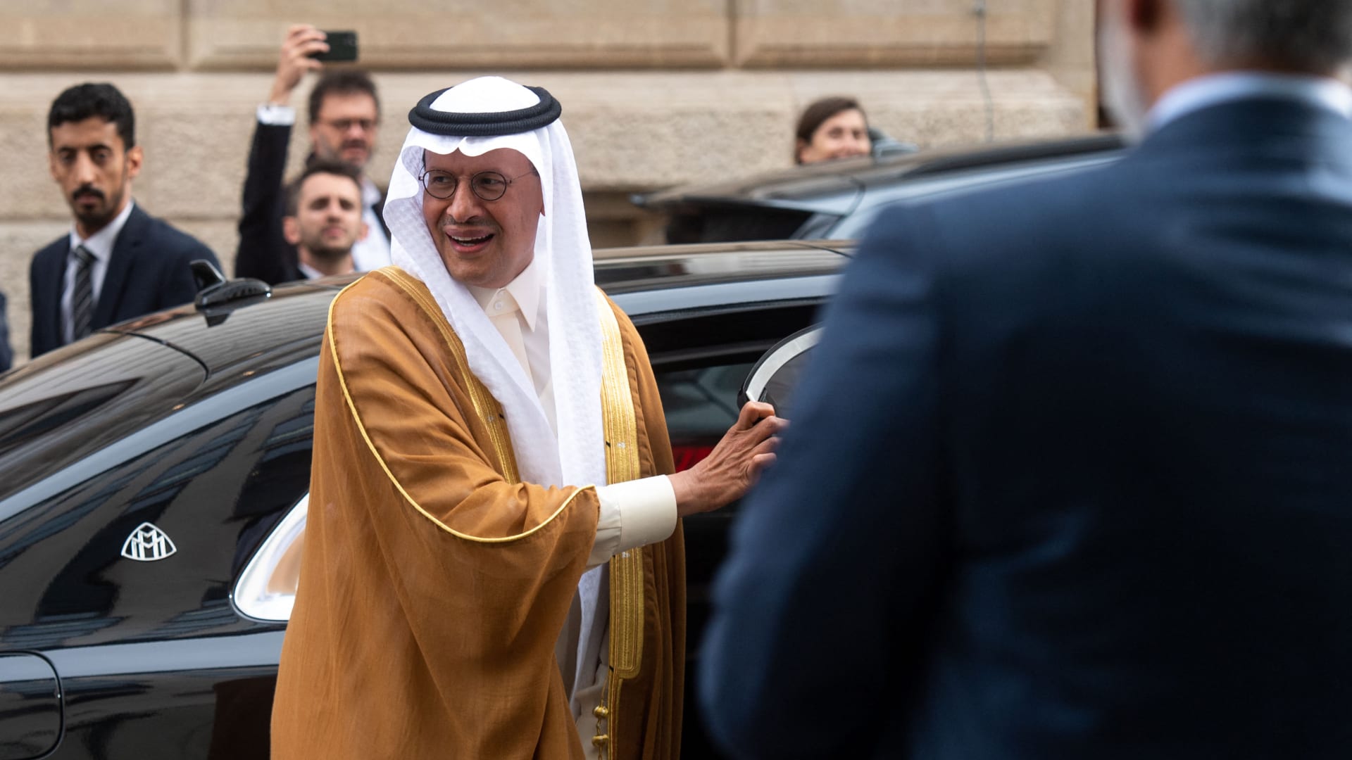 وزير الطاقة السعودي عند نزوله من السيارة 