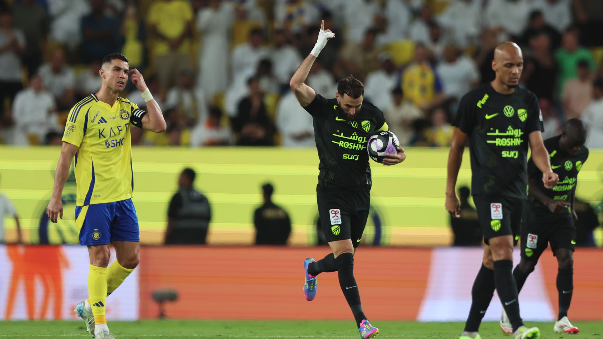 اشتباك بالأيدي بين لاعبي الاتحاد والنصر بعد نهاية المباراة.. وبنزيما يتدخل