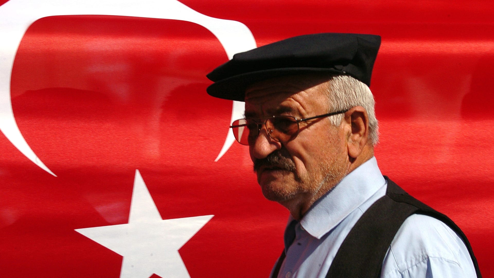 صورة أرشيفية (تعبيرية) لرجل أمام العلم التركي 