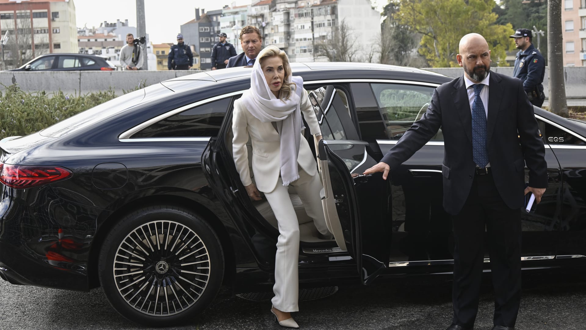 الملكة نور تطالب الأردن بإطلاق سراح الأمير حمزة من "الحجز التعسفي" وسط الحرب الجارية