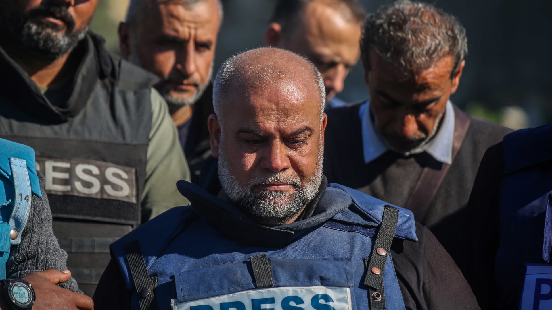 وائل الدحدوح بعد مقتل نجله حمزة: آمل أن يكون آخر الصحفيين الذين يُقتلون بغزة