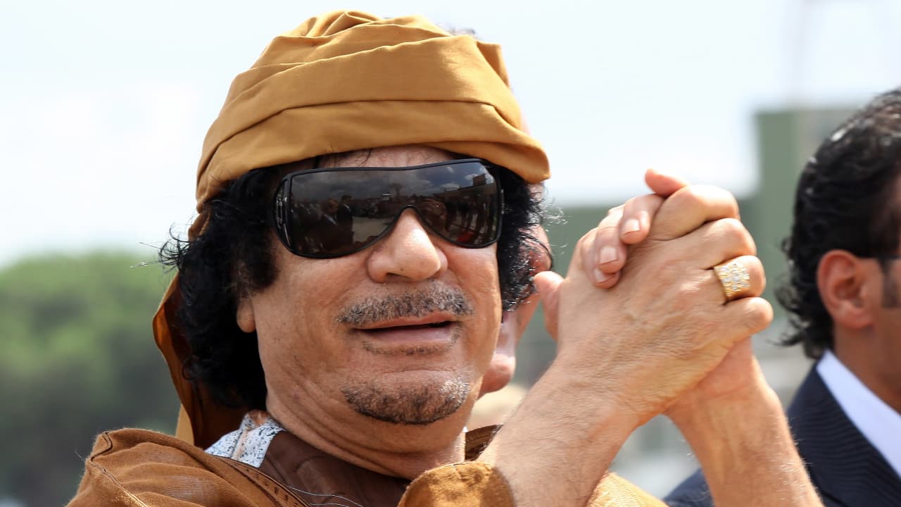 "بذكرى ثورة الفاتح من سبتمبر".. تداول مقطع فيديو لشبيه القذافي يتجول في شوارع ليبيا