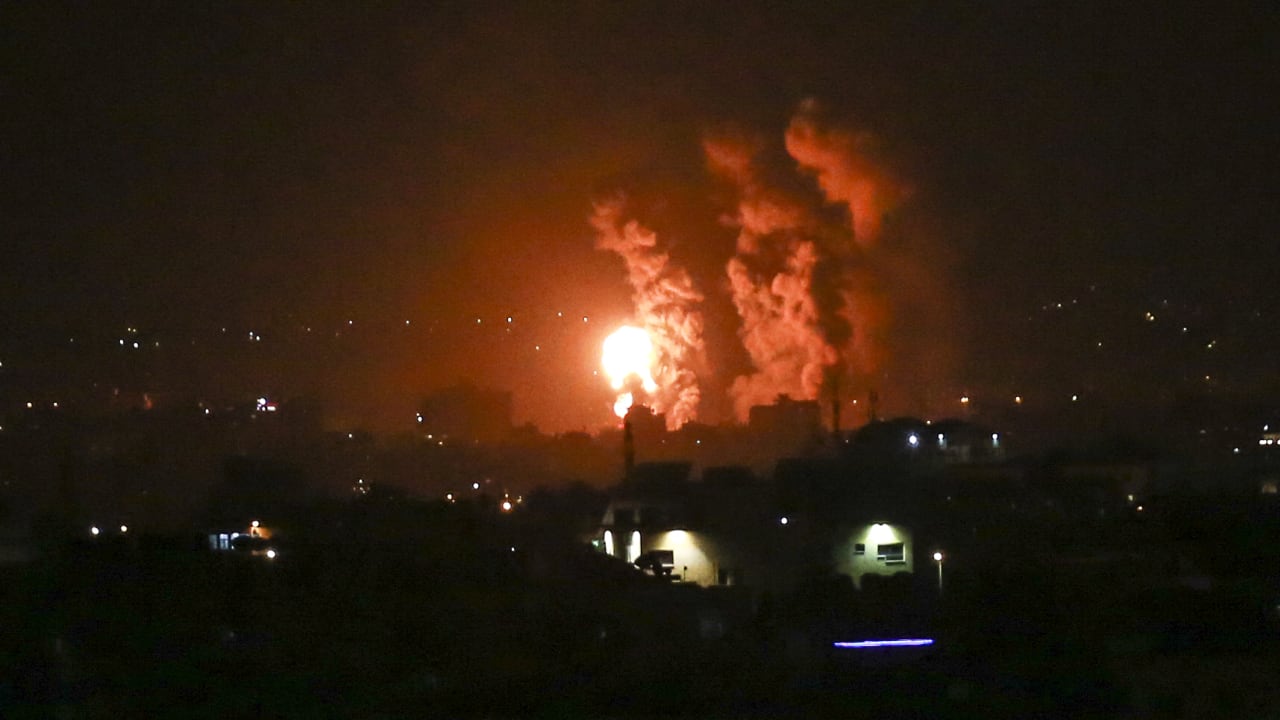 الجيش الإسرائيلي يقصف مواقع عسكرية لـ"حماس".. وهنية يجري اتصالات مع مصر وقطر