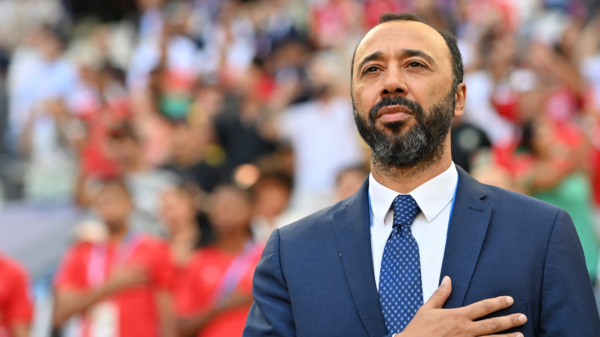 مهارة مدرب المغرب بترويض الكرة بطريقة فنية في مباراة سوريا تثير تفاعلا