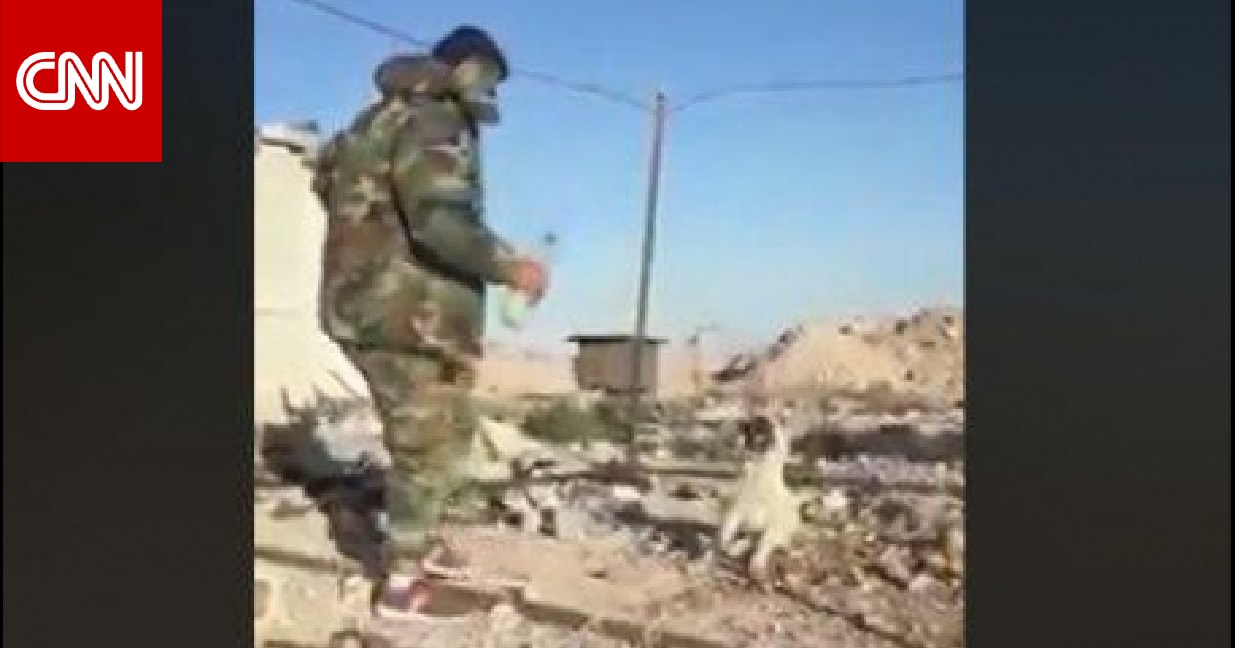 حرق كلب على يد عناصر الجيش السوري خلال أحداث الساحل.. ما صحة الفيديو؟