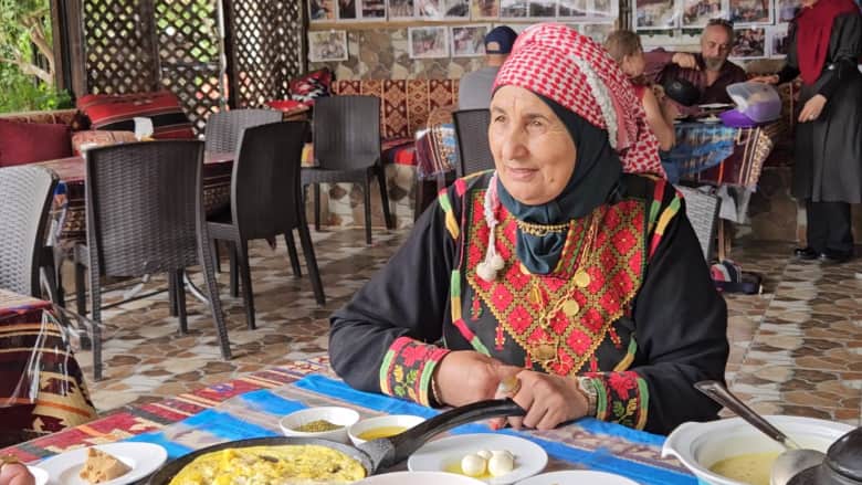 أطباق الأجداد تُقدم بالترحاب في بيوت ضيافة أردنية تديرها نساء