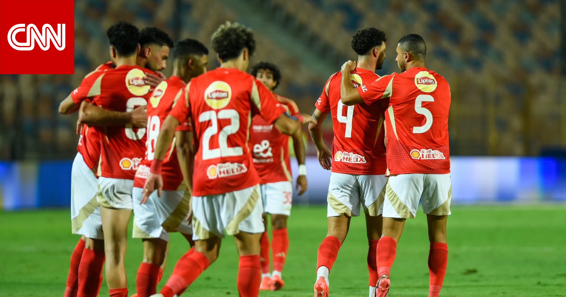 سقوط قاعدة درع الدوري المصري أثناء مراسم تتويج النادي الأهلي يثير جدلاً