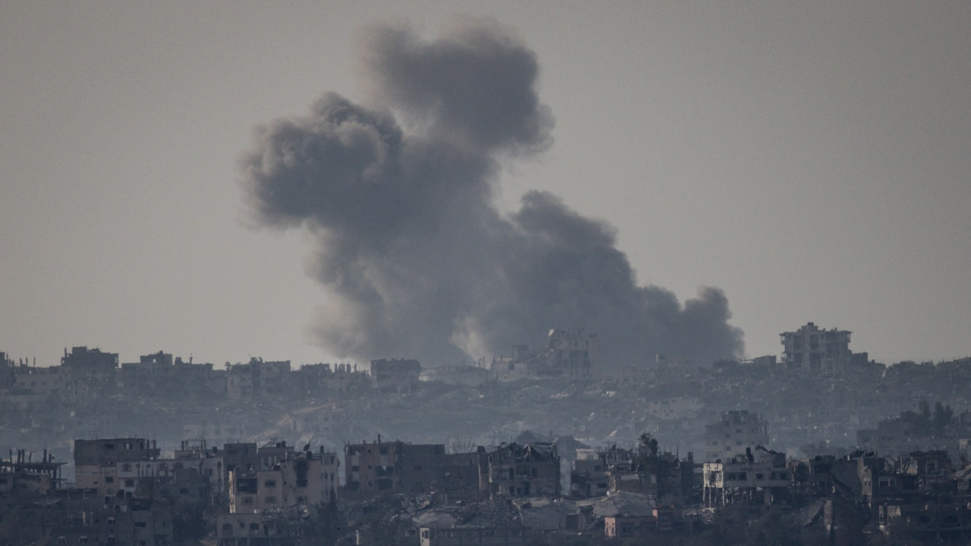 على بُعد ساعات ليصبح حقيقة.. سكان غزة يترقبون بدء سريان اتفاق وقف إطلاق النار وسط الدمار والمجاعة