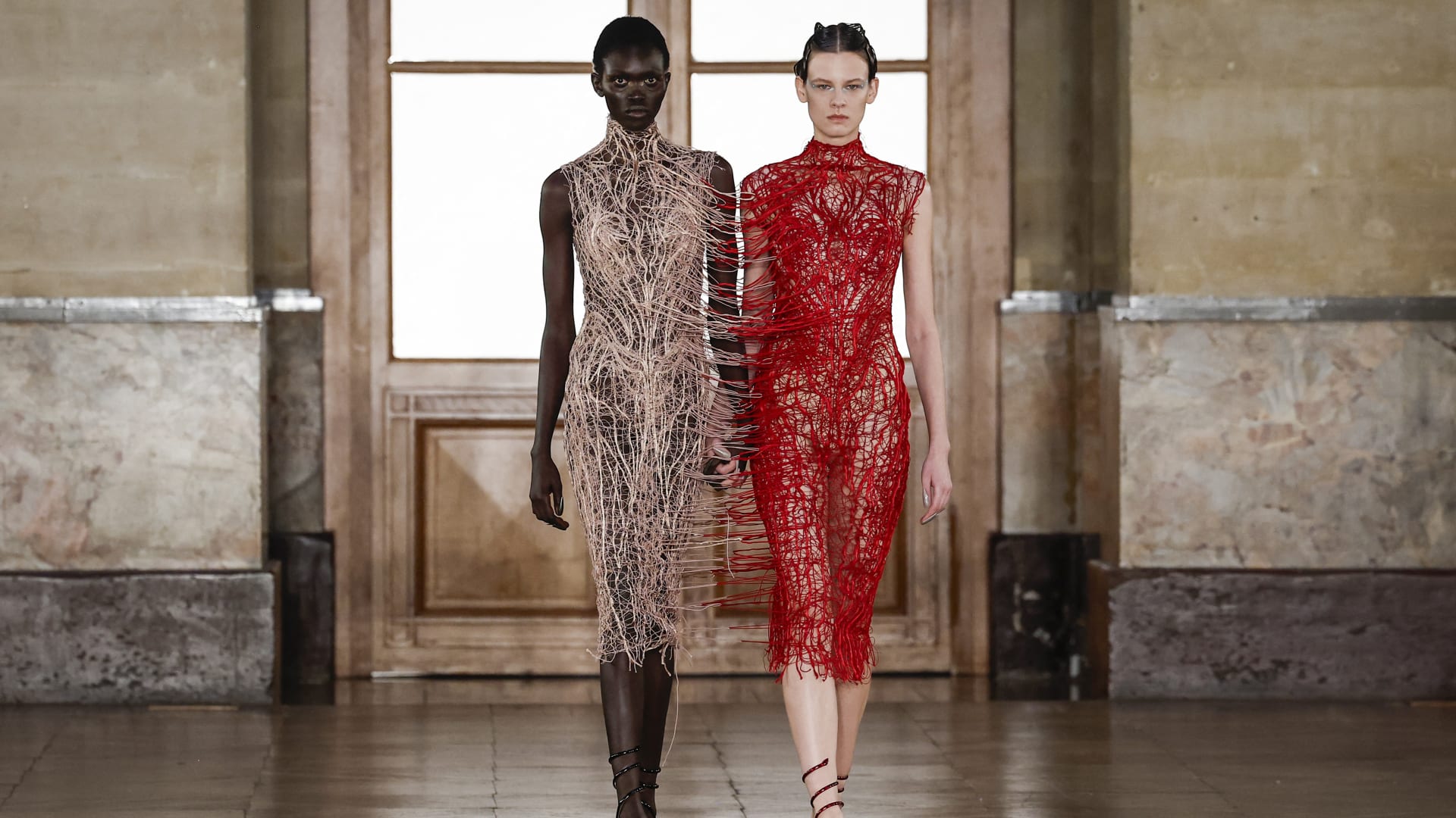 عارضتان متشابكتان على المنصة.. مشهد غير معتاد في أسبوع الأزياء الراقية بباريس