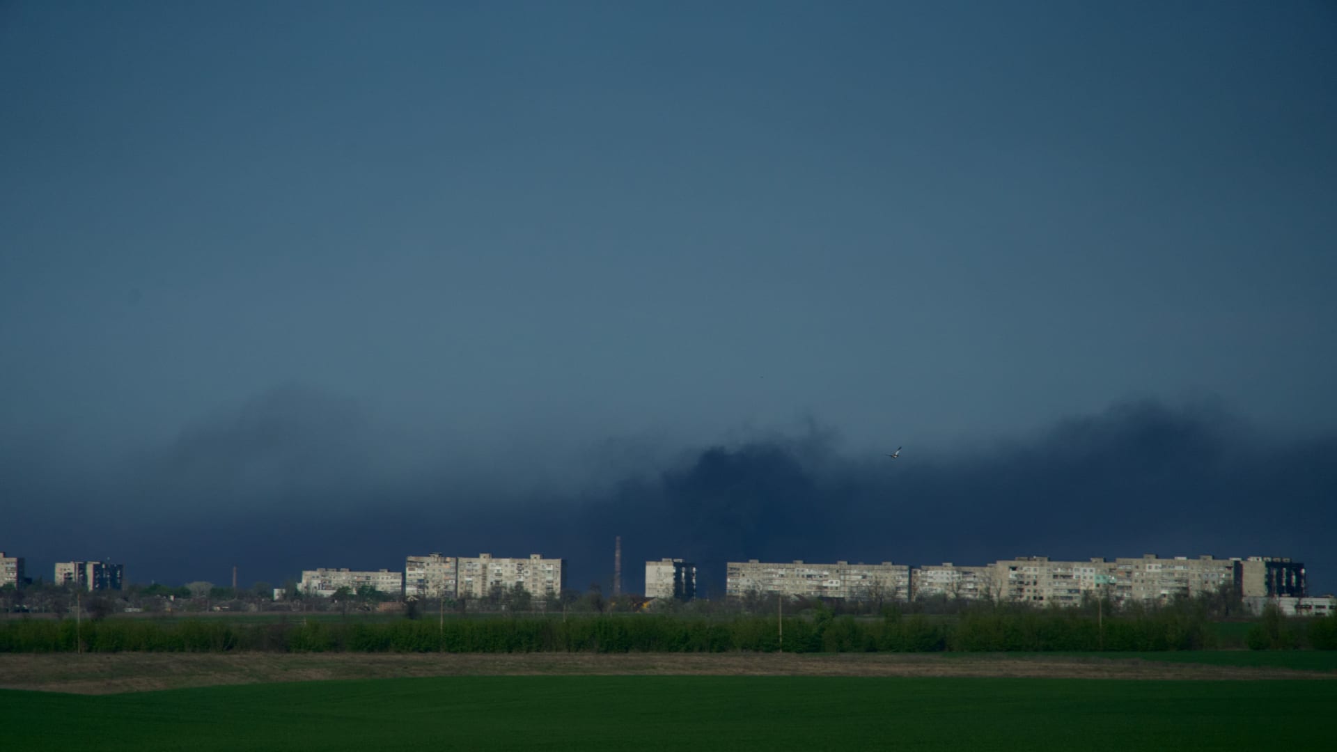 الدخان يتصاعد من أرض مصنع آزوفستال للصلب في مدينة ماريوبول