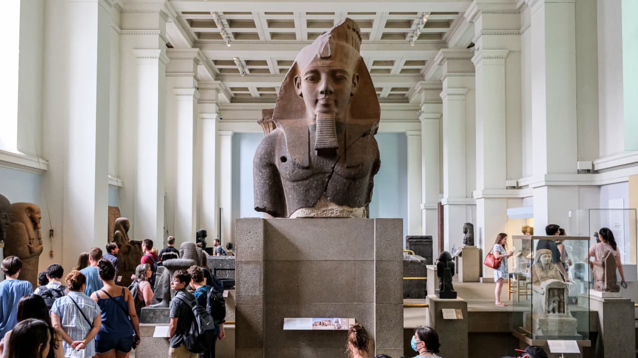 "عُرضت في لندن ووصلت سويسرا".. مصر تتسلم رأس تمثال للملك رمسيس الثاني بعد سرقتها 