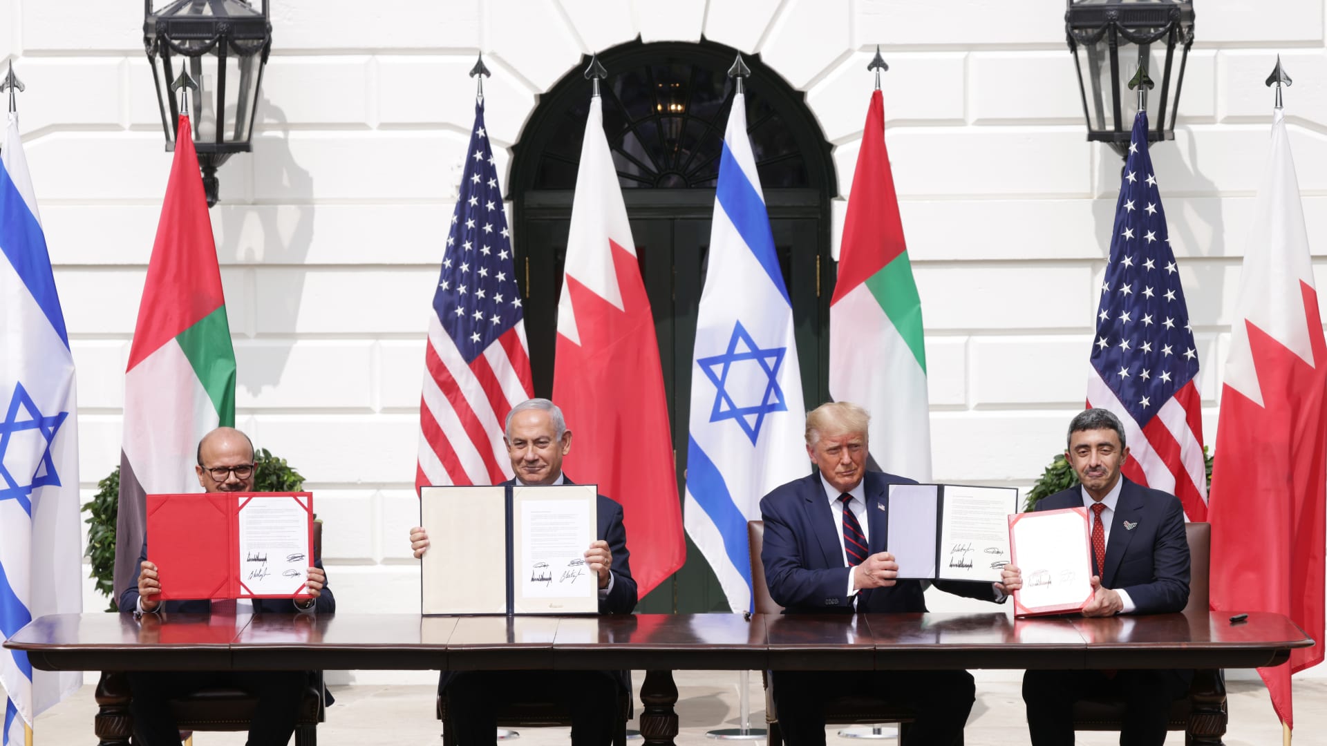 ماذا قال البيت الأبيض عن جهود ترامب بشأن انضمام دول خليجية وعربية إلى اتفاقيات إبراهيم؟