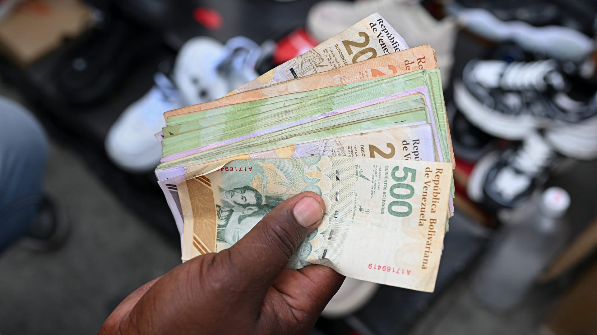 "أكوام من البوليفار بحاوية قمامة".. ما حقيقة فيديو "انهيار عملة فنزويلا"؟