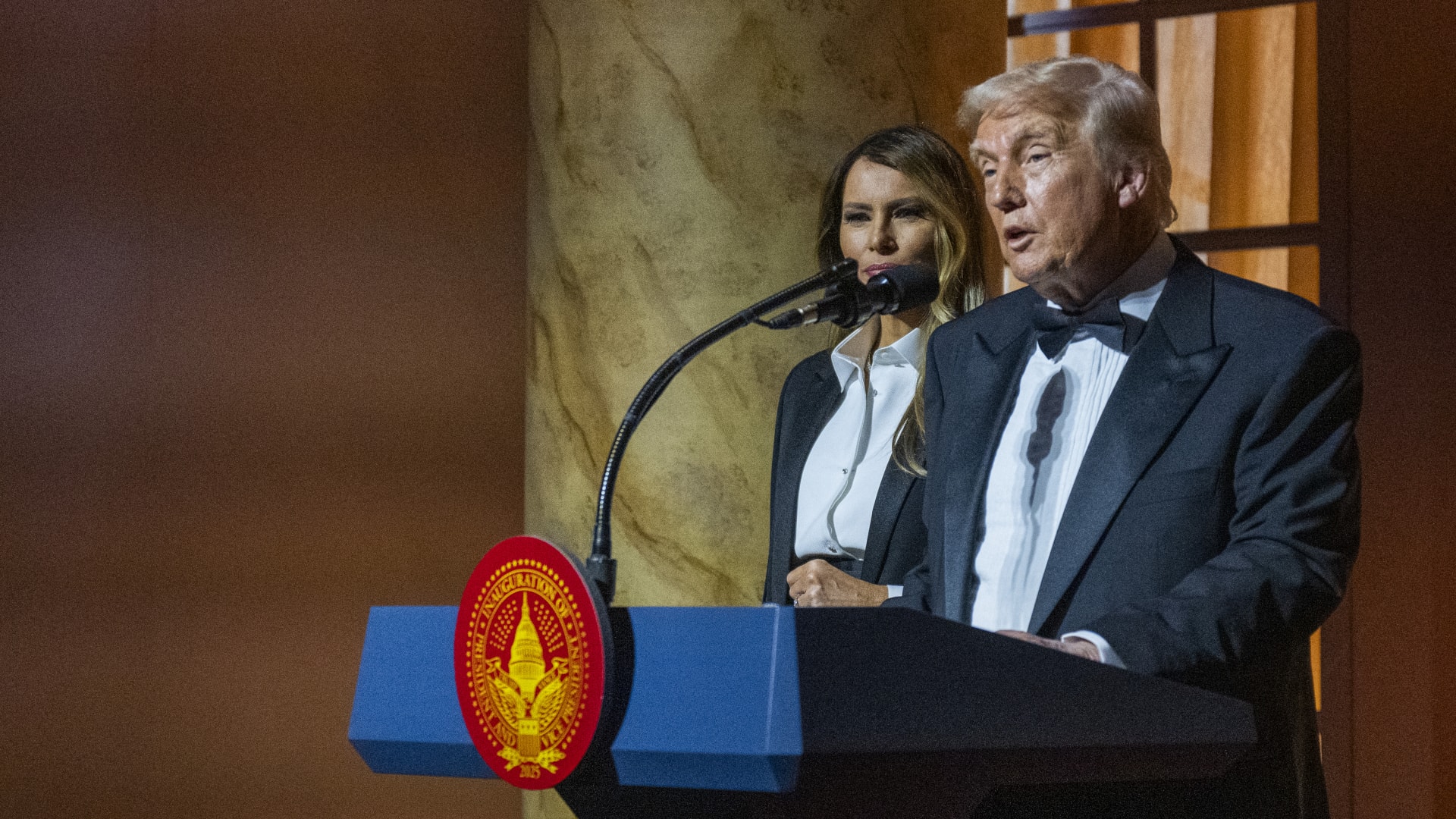 قبل التنصيب بساعات.. ترامب ونائبه يضعان أكاليل الزهور على قبر الجندي المجهول