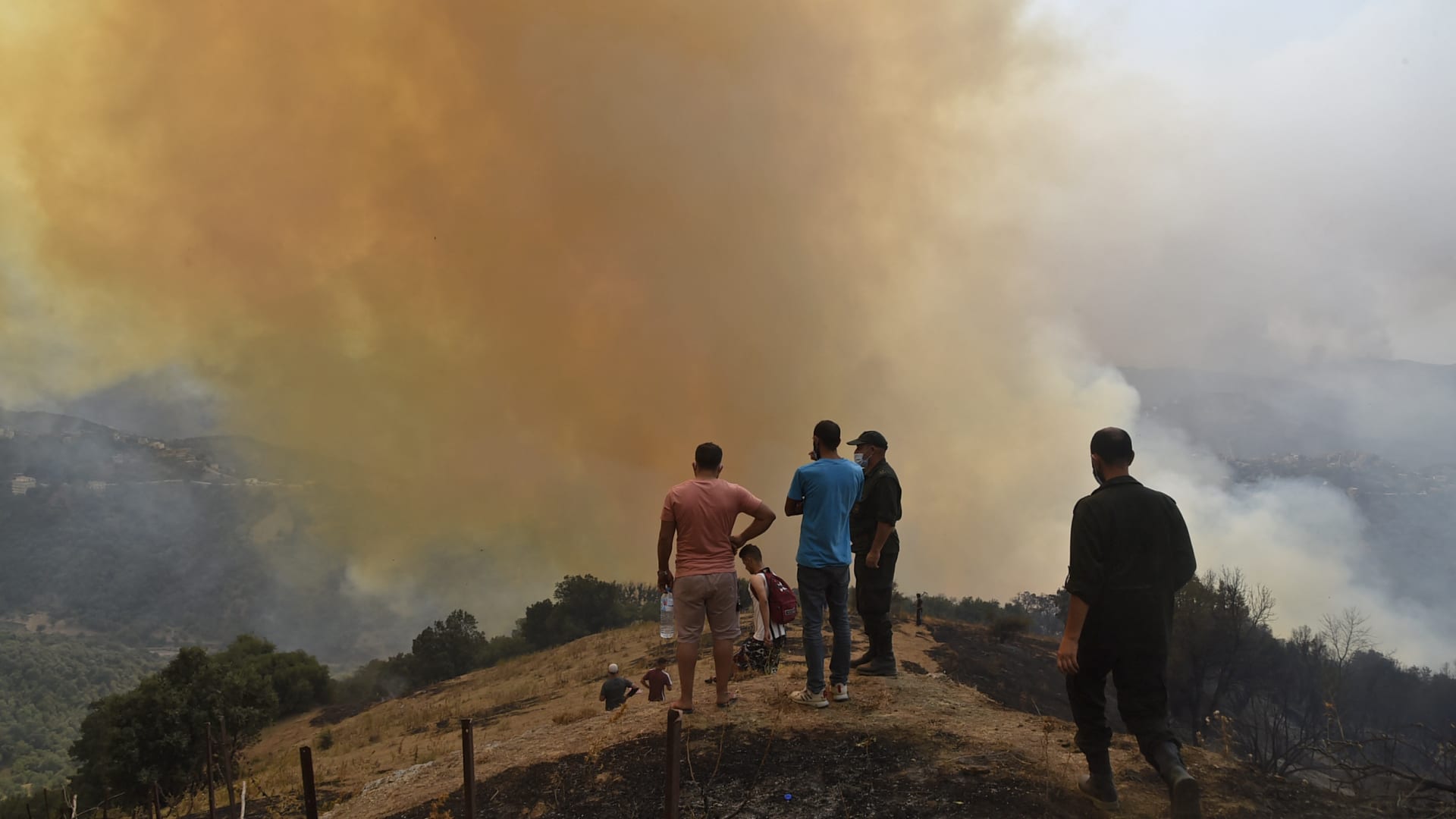 مصرع 26 شخصًا مع اتساع نطاق حرائق الغابات شرق الجزائر