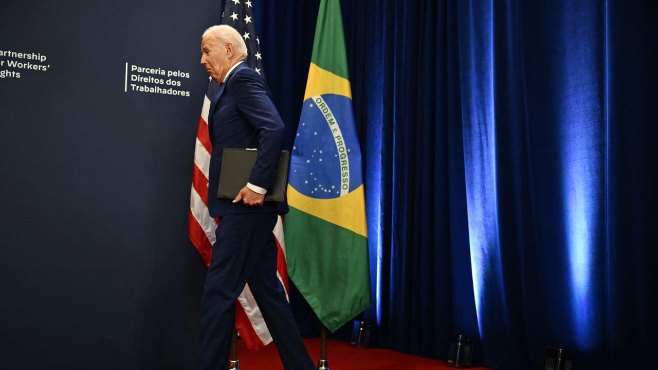 في موقف مُحرج.. بايدن يغادر مؤتمرا صحفيا مع رئيس البرازيل دون أن يصافحه