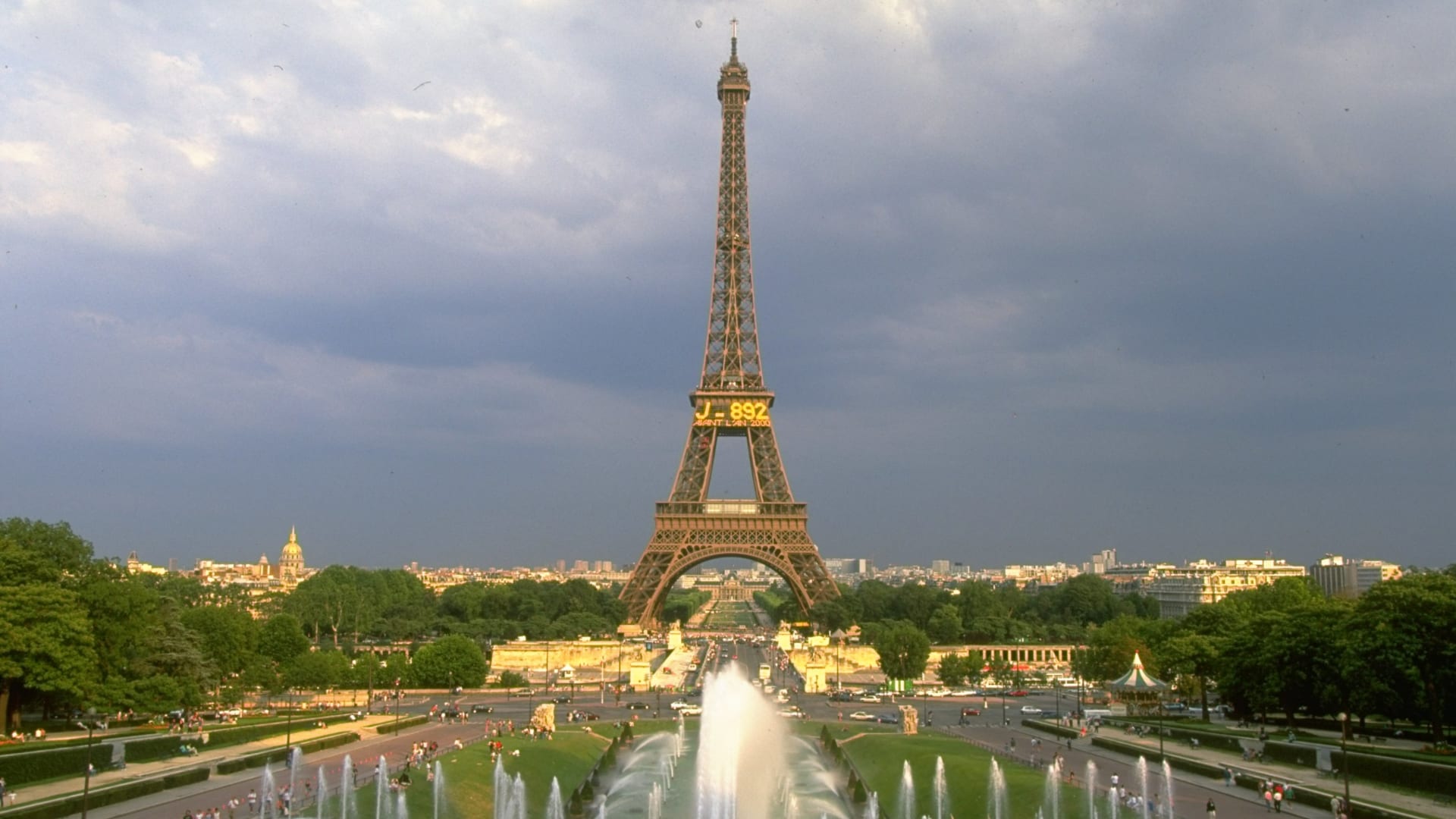 السياحة في باريس بذروة الاحتجاجات.. كيف سيتأثر موسم الصيف في فرنسا؟